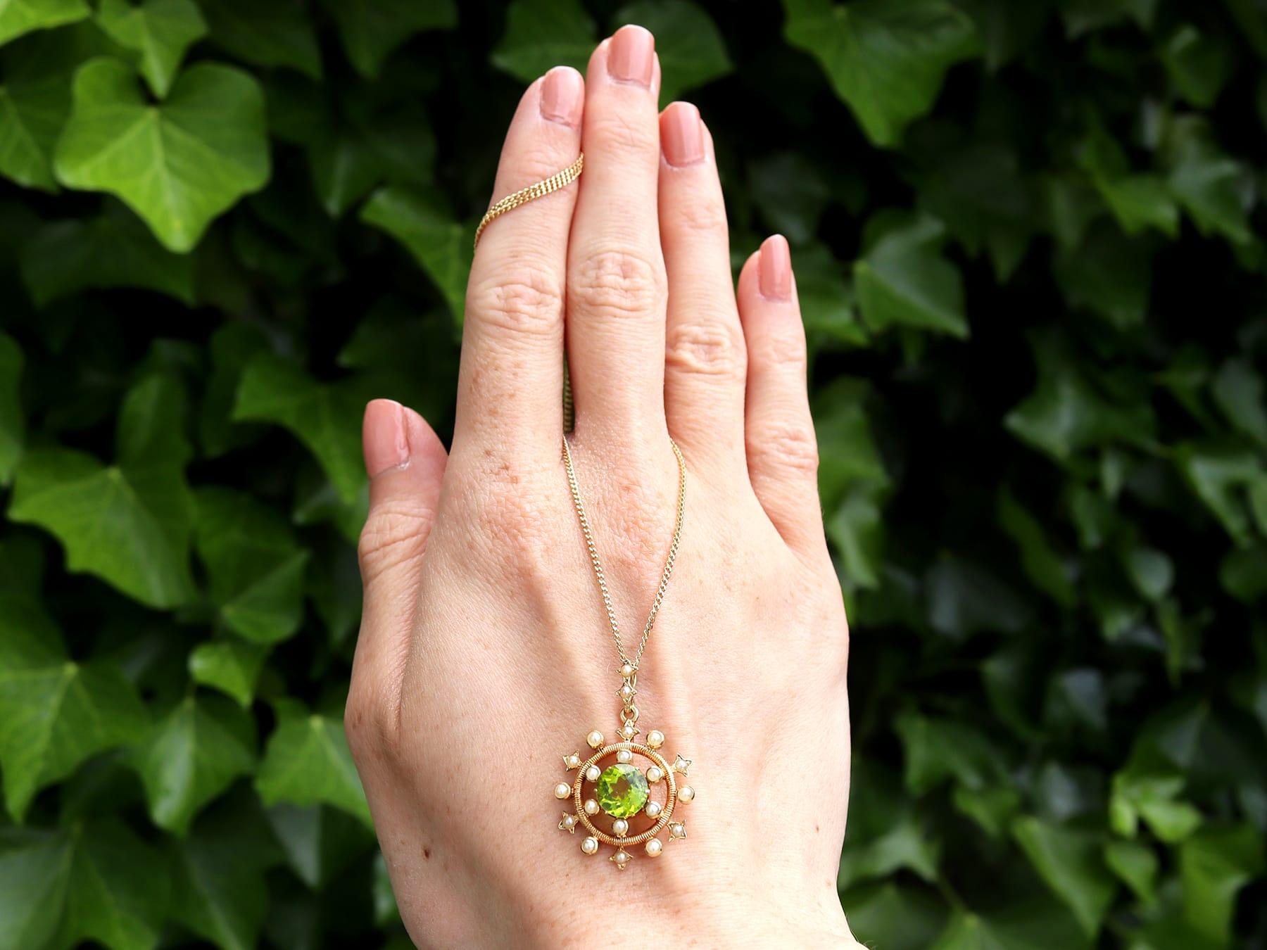 Colgante antiguo de oro amarillo de 1,92 quilates de peridoto y perla semillera Corte redondo en venta