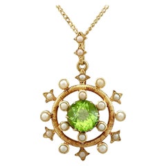 Ciondolo antico in oro giallo con peridoto e perle di seme da 1,92 carati