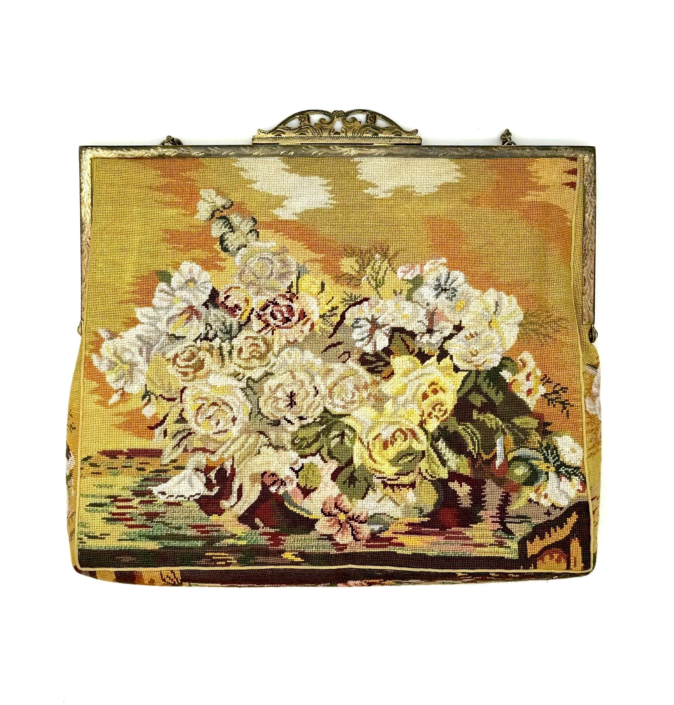 Este elegante bolso está confeccionado con exquisitas costuras de punto petit. En  el motivo es un exuberante baskuet de flores en ambos lados del bolso. el interior del bolso está forrado de seda de color crema. El estado del bolso es muy bueno por