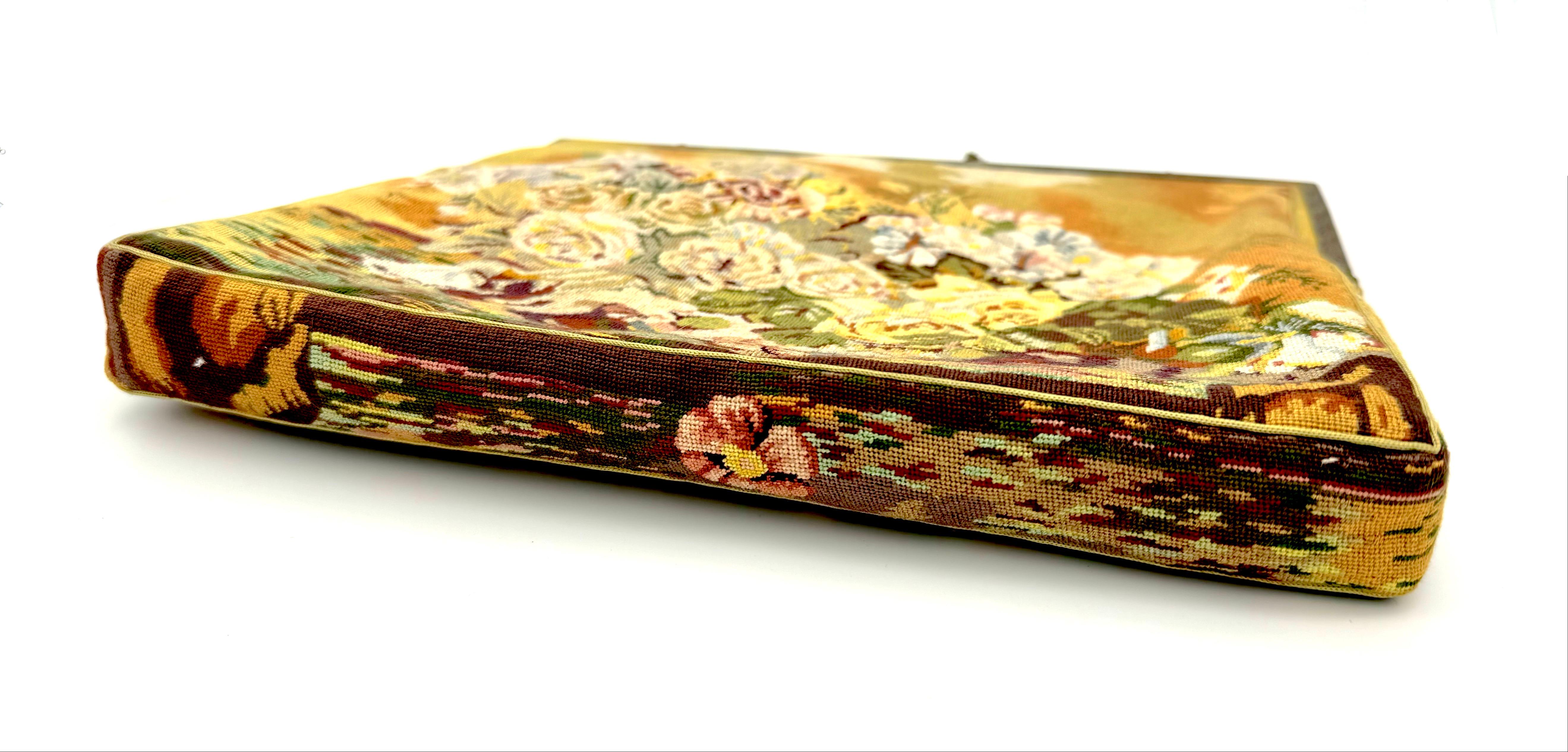 Antiguo 1920 Bolso de noche Ramo de flores Petit Point Costura de seda Montura de metal en Bueno estado para la venta en Munich, Bavaria