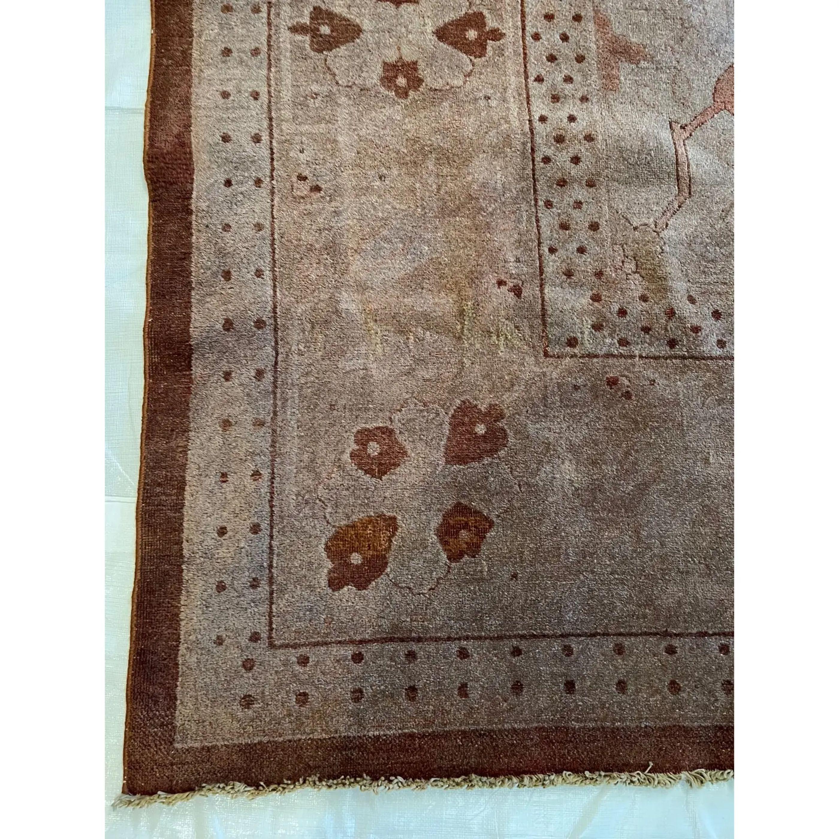 Traditionnellement, les tapis indiens font partie des tapis les plus recherchés par les collectionneurs et les décorateurs d'intérieur. L'Inde est connue pour sa production de textiles indiens raffinés, de tapis de la taille d'un palais, de