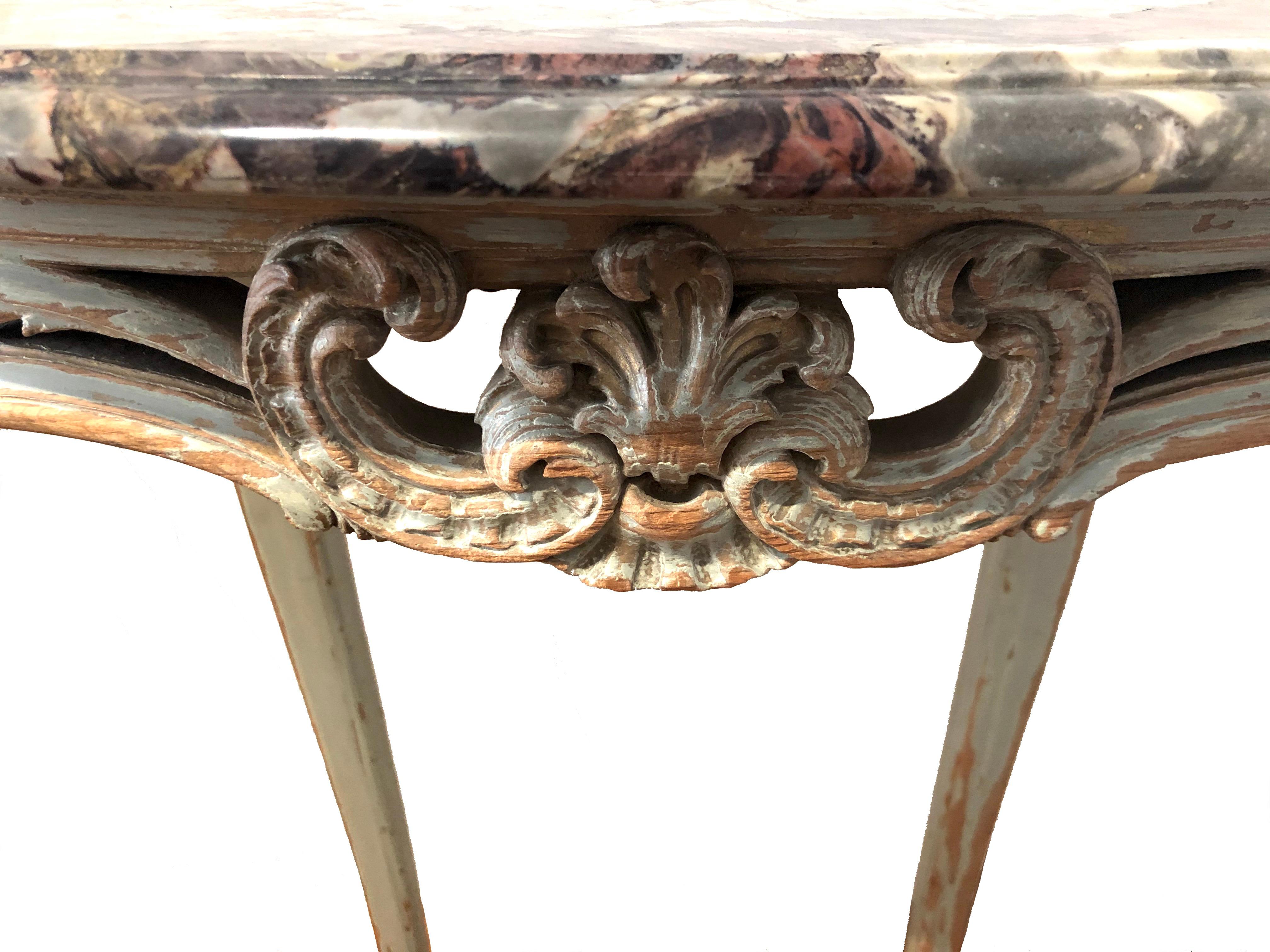 Magnifique petite table d'appoint élégante avec une patine gris clair et le plus merveilleux plateau de marbre coloré.