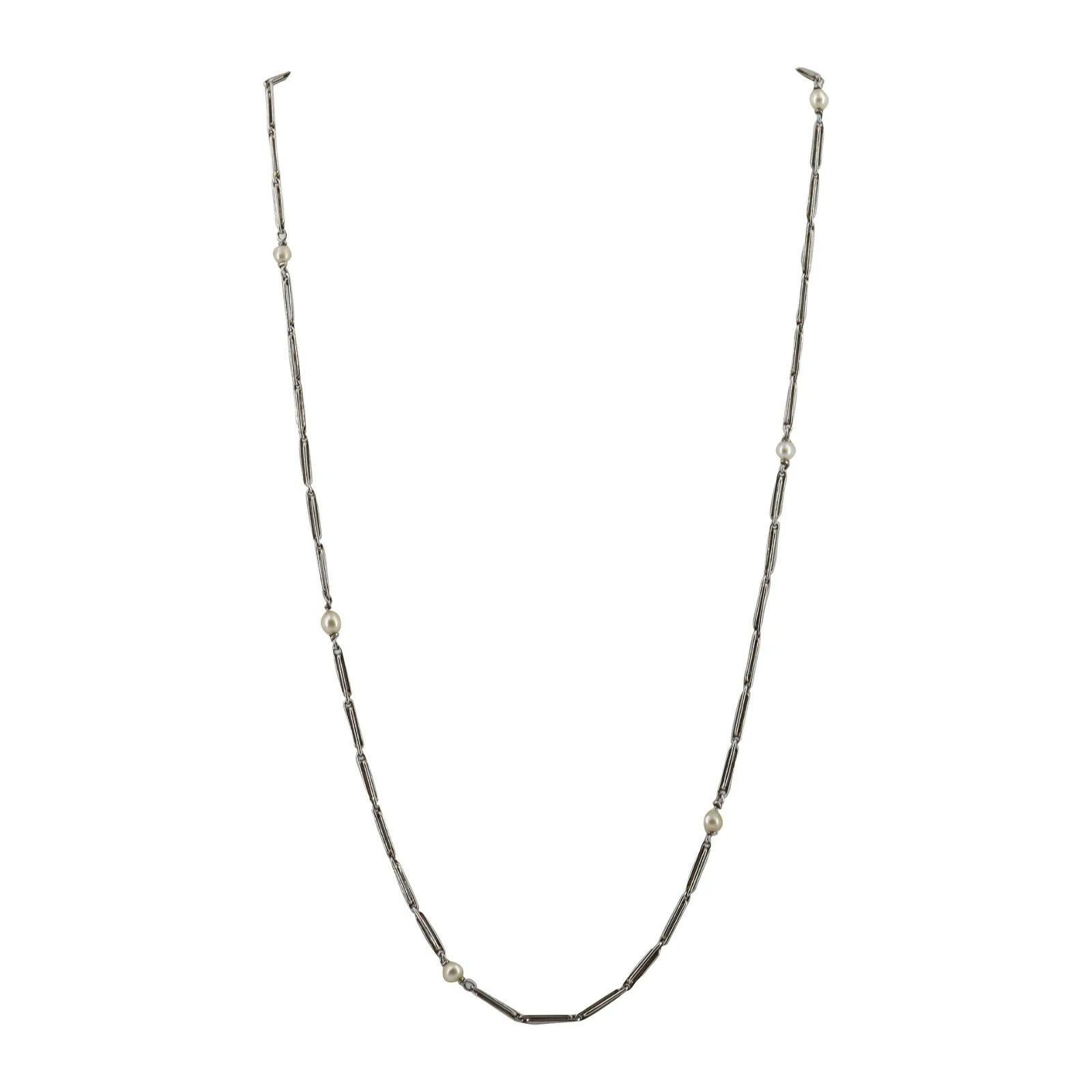 Entra nel mondo dell'eleganza senza tempo con questa squisita catena antica realizzata in platino. Questa catena è una vera e propria testimonianza della bellezza e della raffinatezza dei gioielli vintage, con un'eccezionale maestria e attenzione ai