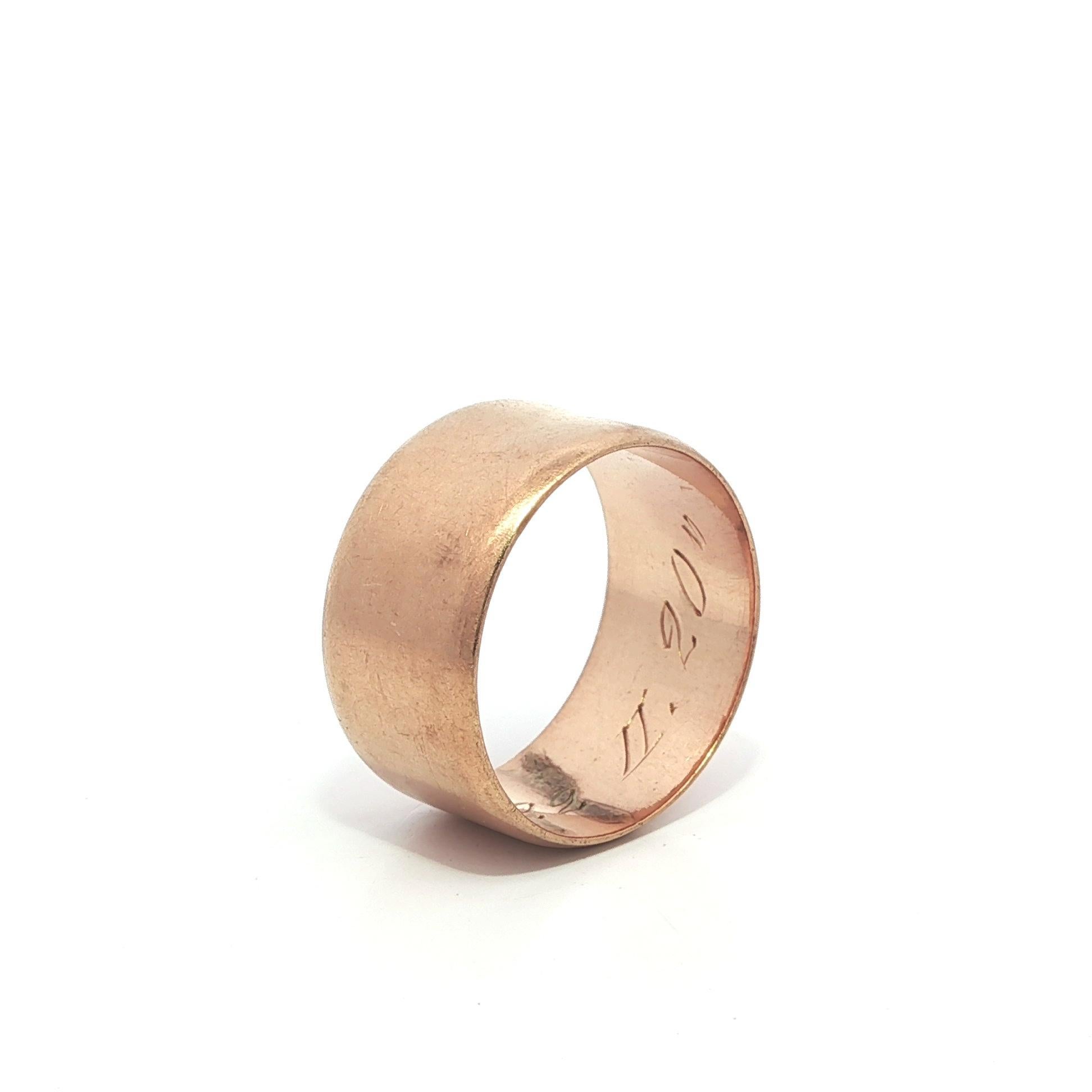 Antico 1920 Anello unisex in oro giallo rosato da 10,2 mm a fascia larga e piatta in vendita 4