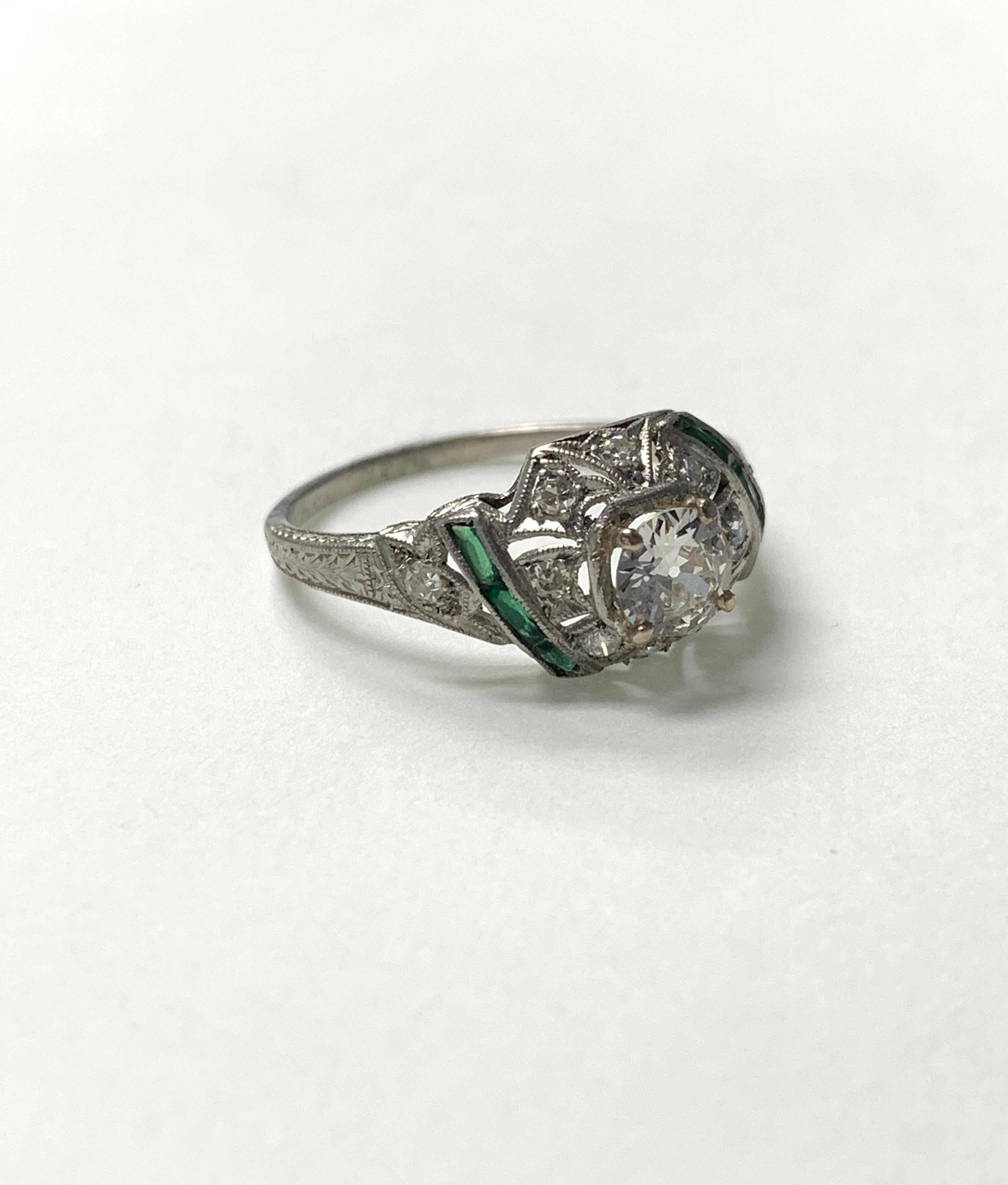 Antiker Verlobungsring mit weißem Diamanten und Smaragd im alteuropäischen Schliff, 1920 (Alteuropäischer Schliff)