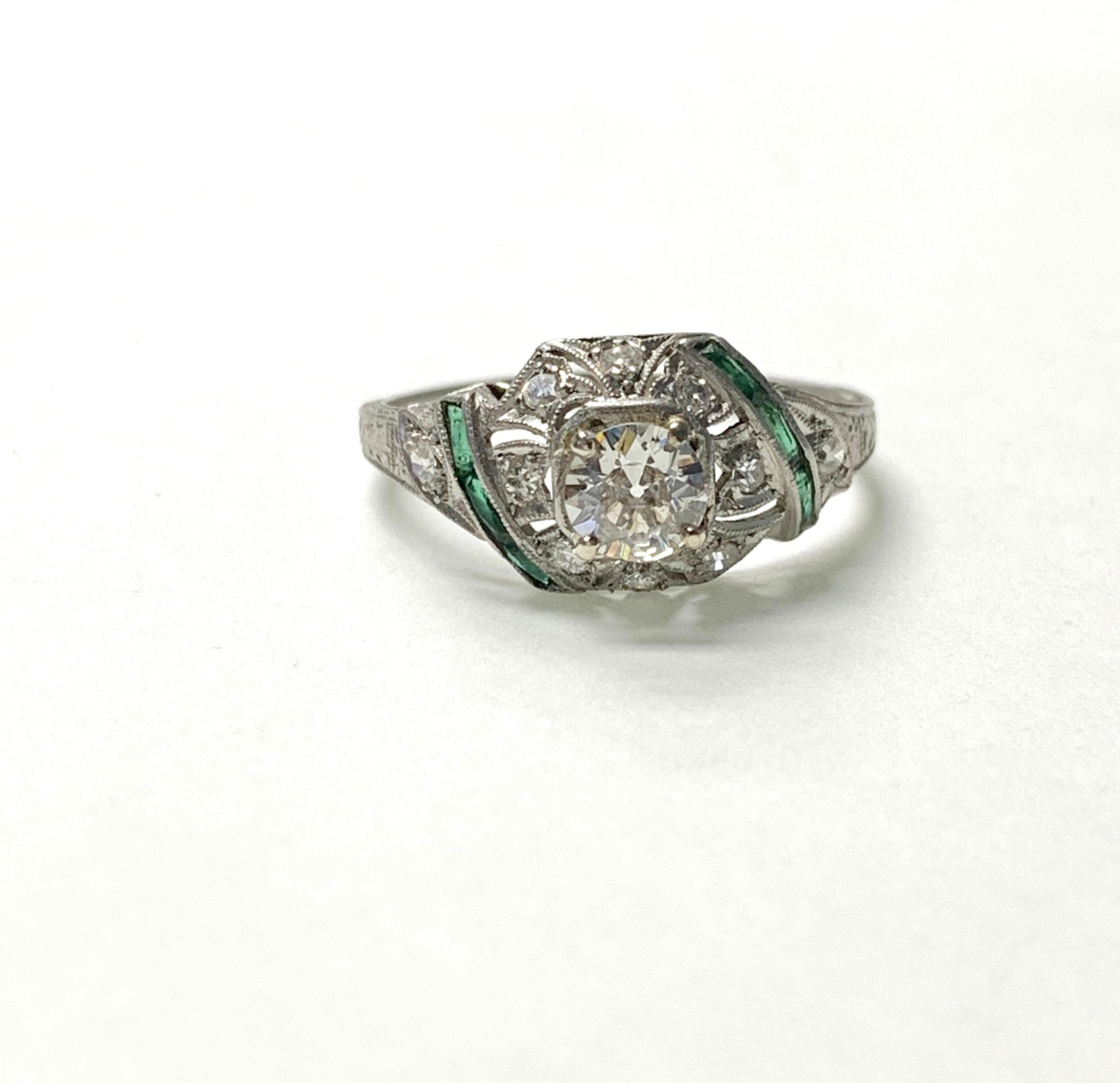 Antiker Verlobungsring mit weißem Diamanten und Smaragd im alteuropäischen Schliff, 1920 Damen