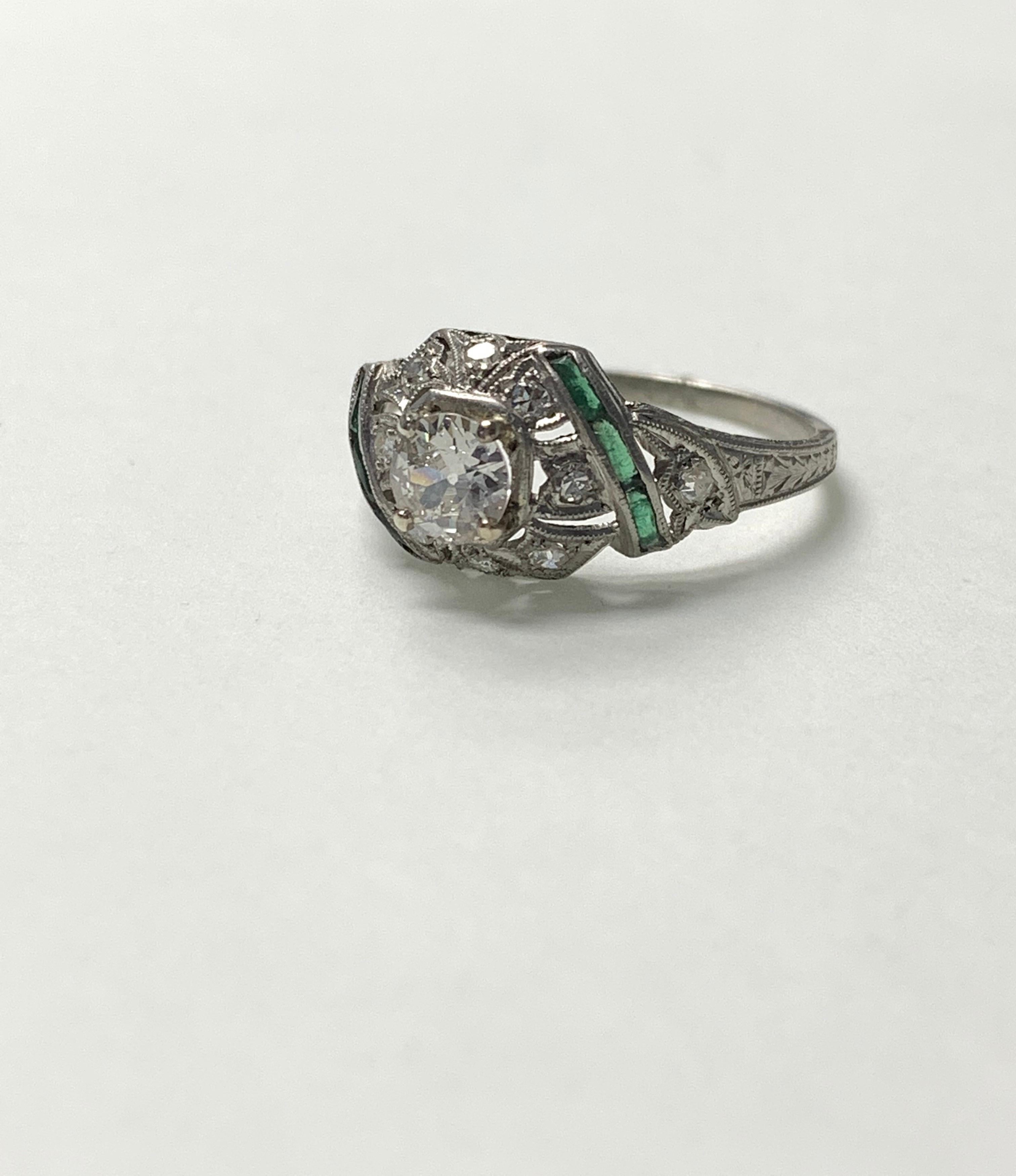 Antiker Verlobungsring mit weißem Diamanten und Smaragd im alteuropäischen Schliff, 1920 1