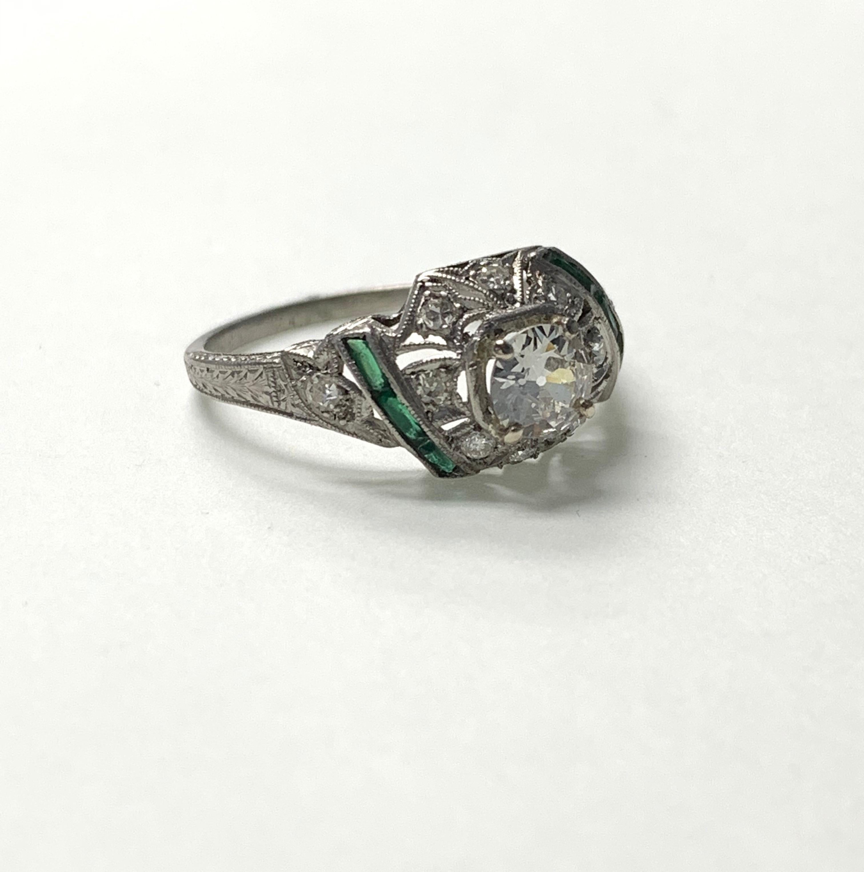 Antiker Verlobungsring mit weißem Diamanten und Smaragd im alteuropäischen Schliff, 1920 2