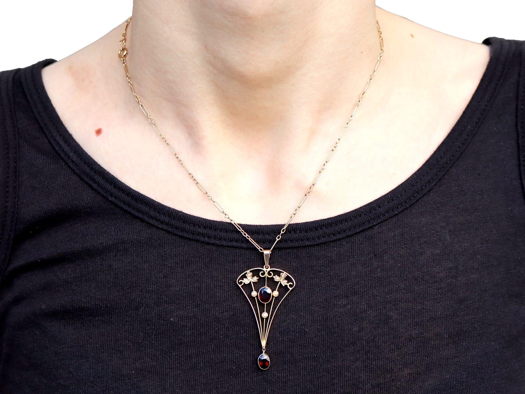 Antique 1920s 1.02 Carat Garnet and Seed Pearl Yellow Gold Pendant For Sale 3