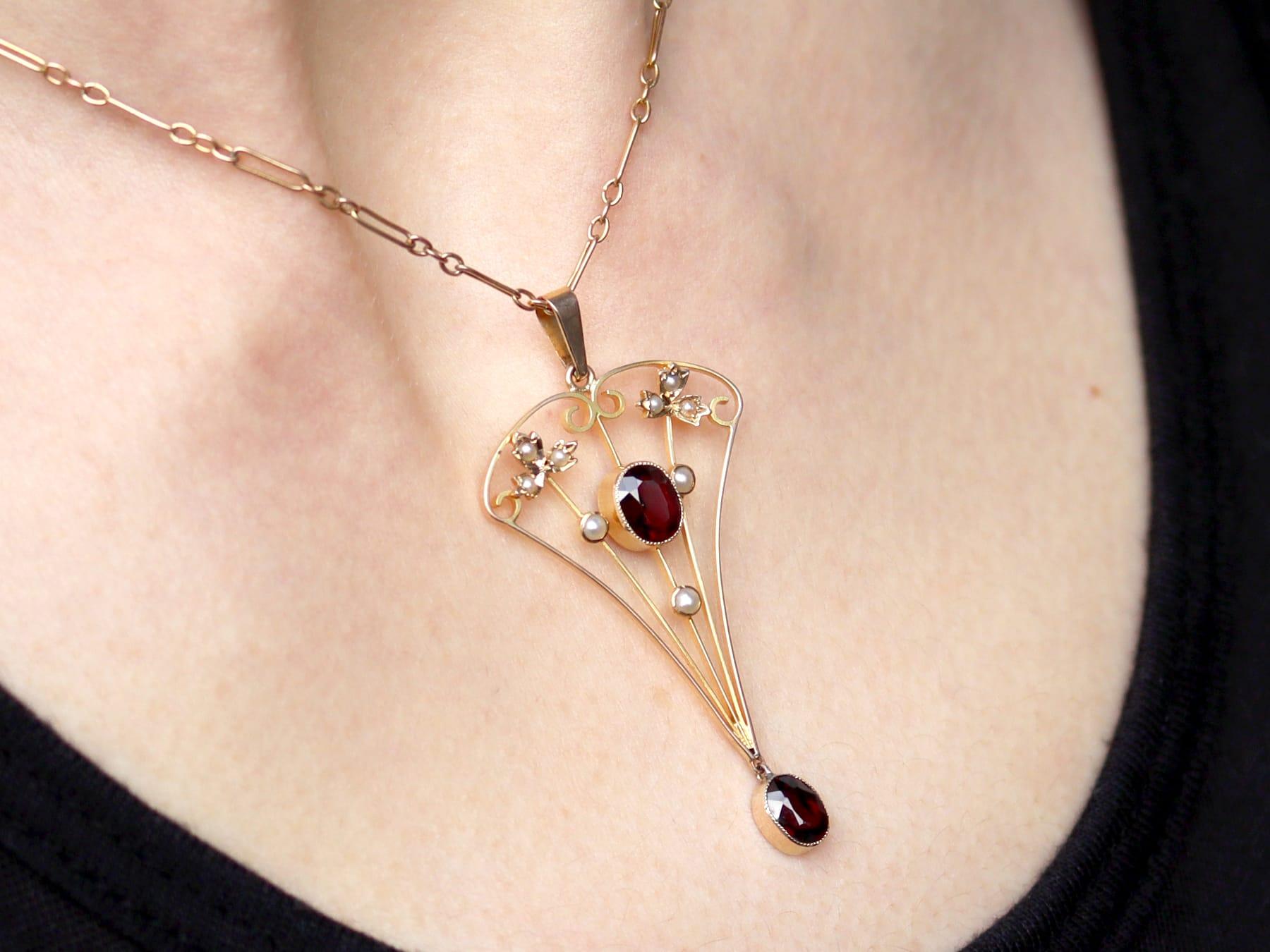Antique 1920s 1.02 Carat Garnet and Seed Pearl Yellow Gold Pendant For Sale 4