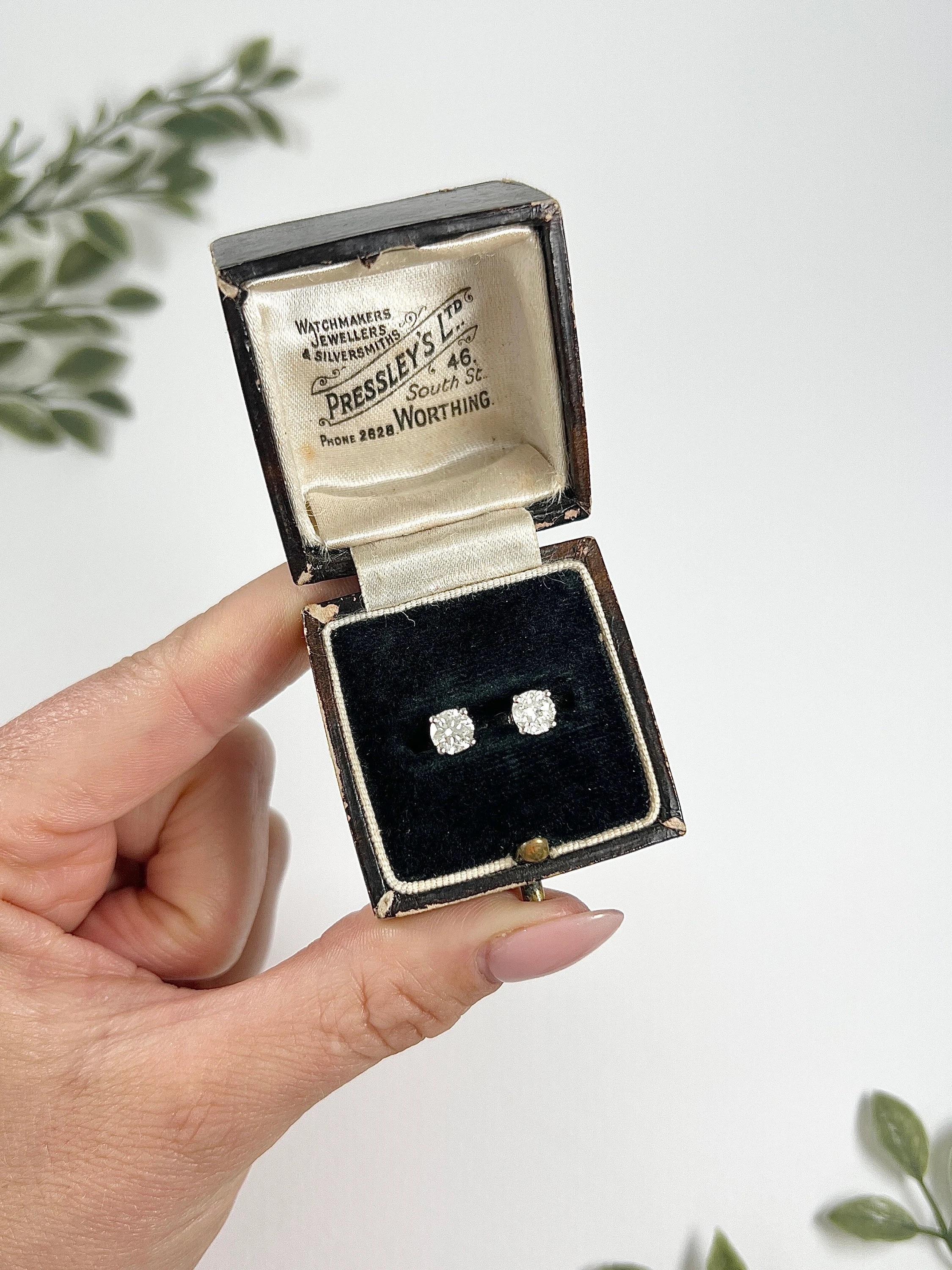 Antico 1920, 1,02CWT di diamanti totali, incastonati in nuovi orecchini a perno a 4 griffe in bianco 18 ct. in vendita 5