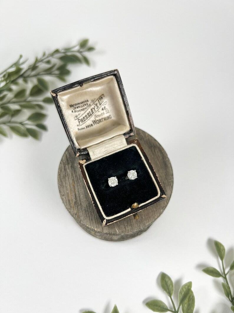 Antico 1920, 1,02CWT di diamanti totali, incastonati in nuovi orecchini a perno a 4 griffe in bianco 18 ct. in vendita 7