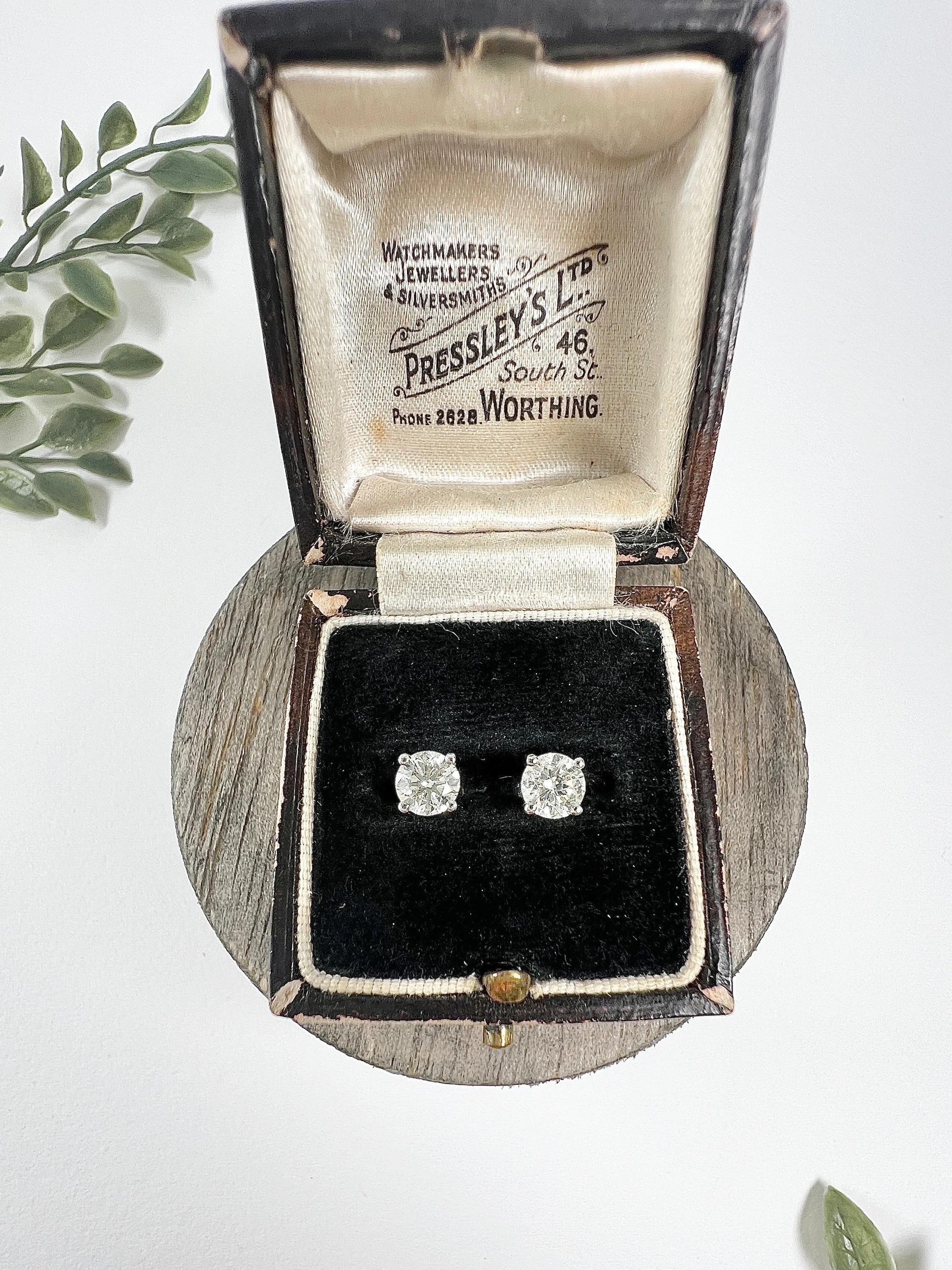 Orecchini con diamante 

Oro bianco 18ct stampato 750

Circa anni '1920

Ti presentiamo questi splendidi e moderni orecchini con diamanti in oro bianco 18 ct, elegantemente timbrati con il numero 750 sia sul perno che sul retro per garantirne