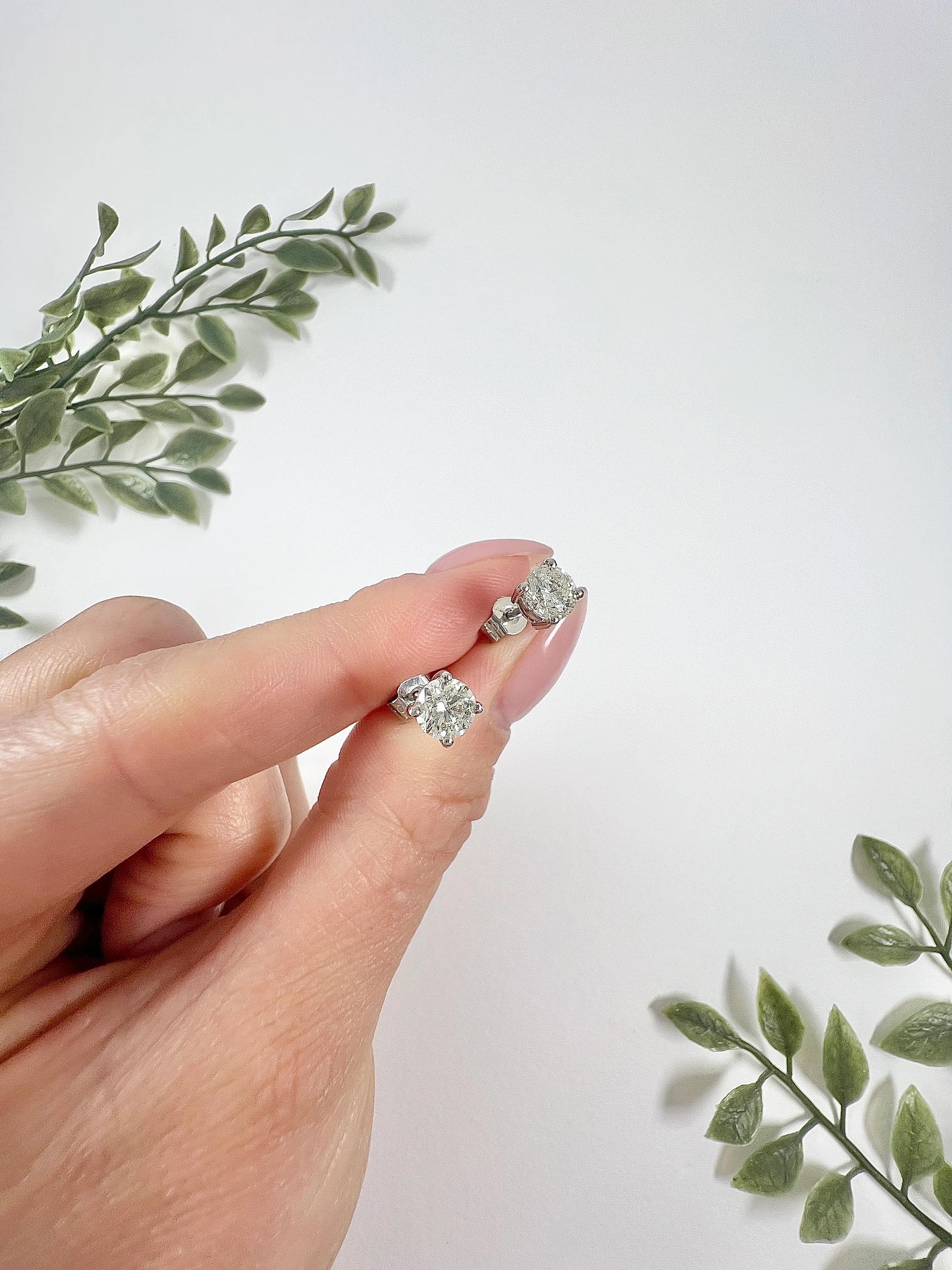 Antico 1920, 1,02CWT di diamanti totali, incastonati in nuovi orecchini a perno a 4 griffe in bianco 18 ct. In condizioni buone in vendita a Brighton, GB