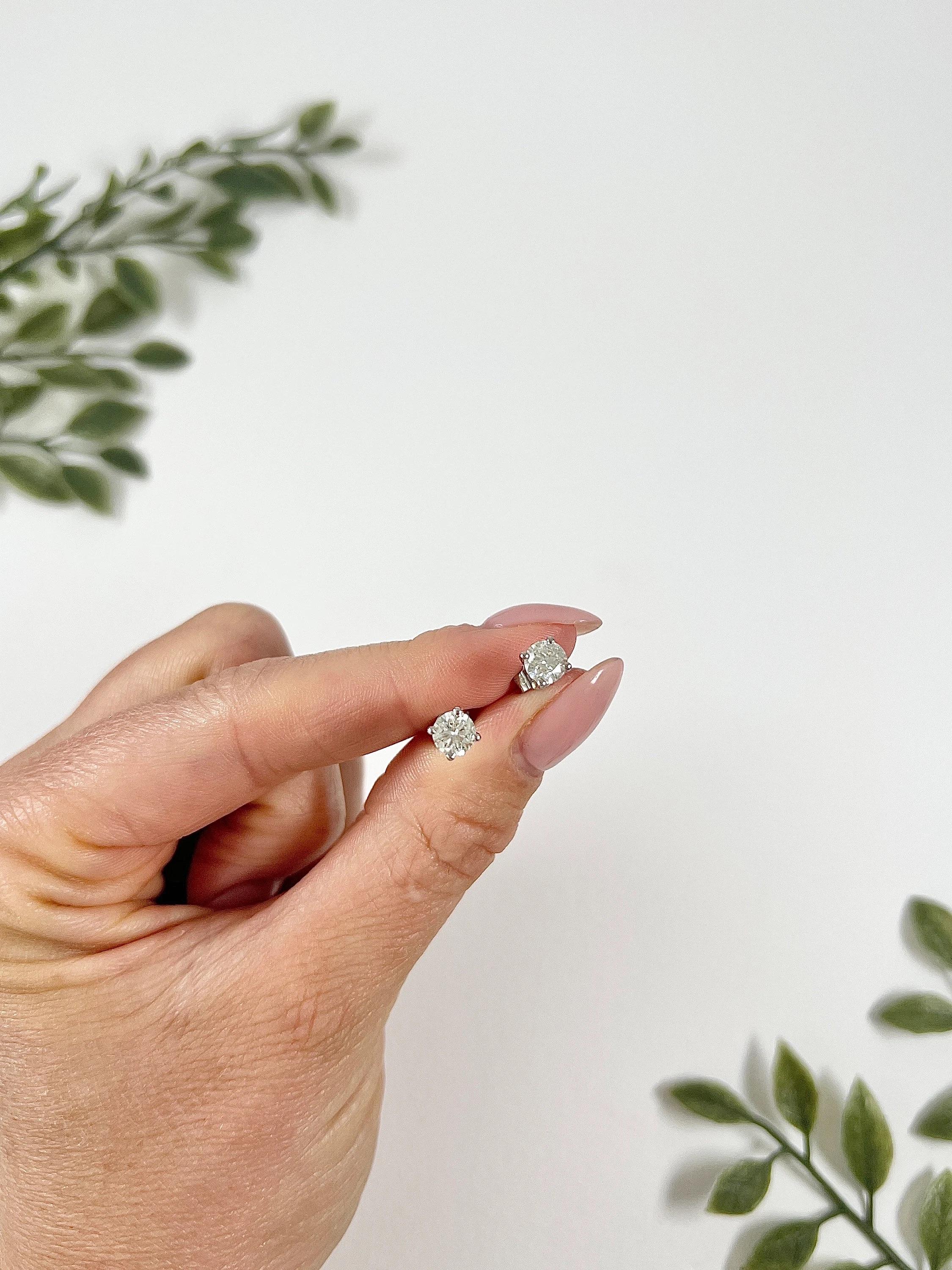 da uomo o donna Antico 1920, 1,02CWT di diamanti totali, incastonati in nuovi orecchini a perno a 4 griffe in bianco 18 ct. in vendita