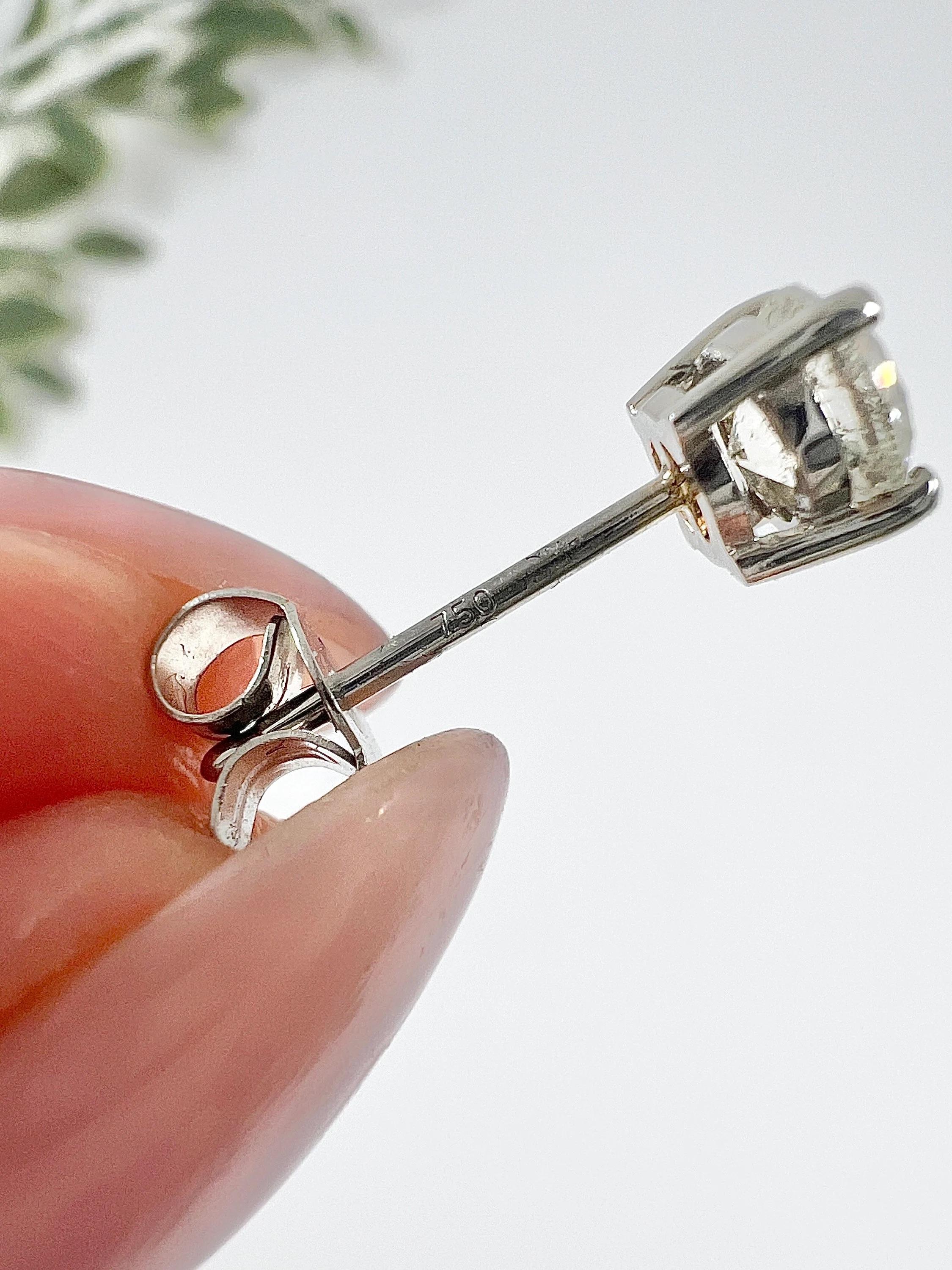 Antico 1920, 1,02CWT di diamanti totali, incastonati in nuovi orecchini a perno a 4 griffe in bianco 18 ct. in vendita 2