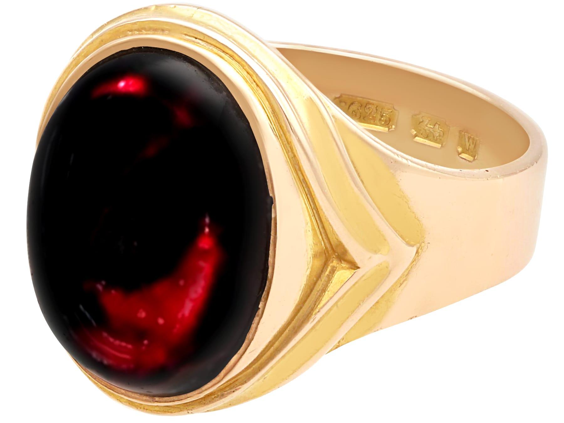 A stunning, fine and impressive 13.96 carat garnet and 15 karat yellow gold signet ring; part of our diverse gemstone jewellery and estate jewelry collections.

This stunning, fine and impressive antique 1920s ring has been crafted in 15k yellow