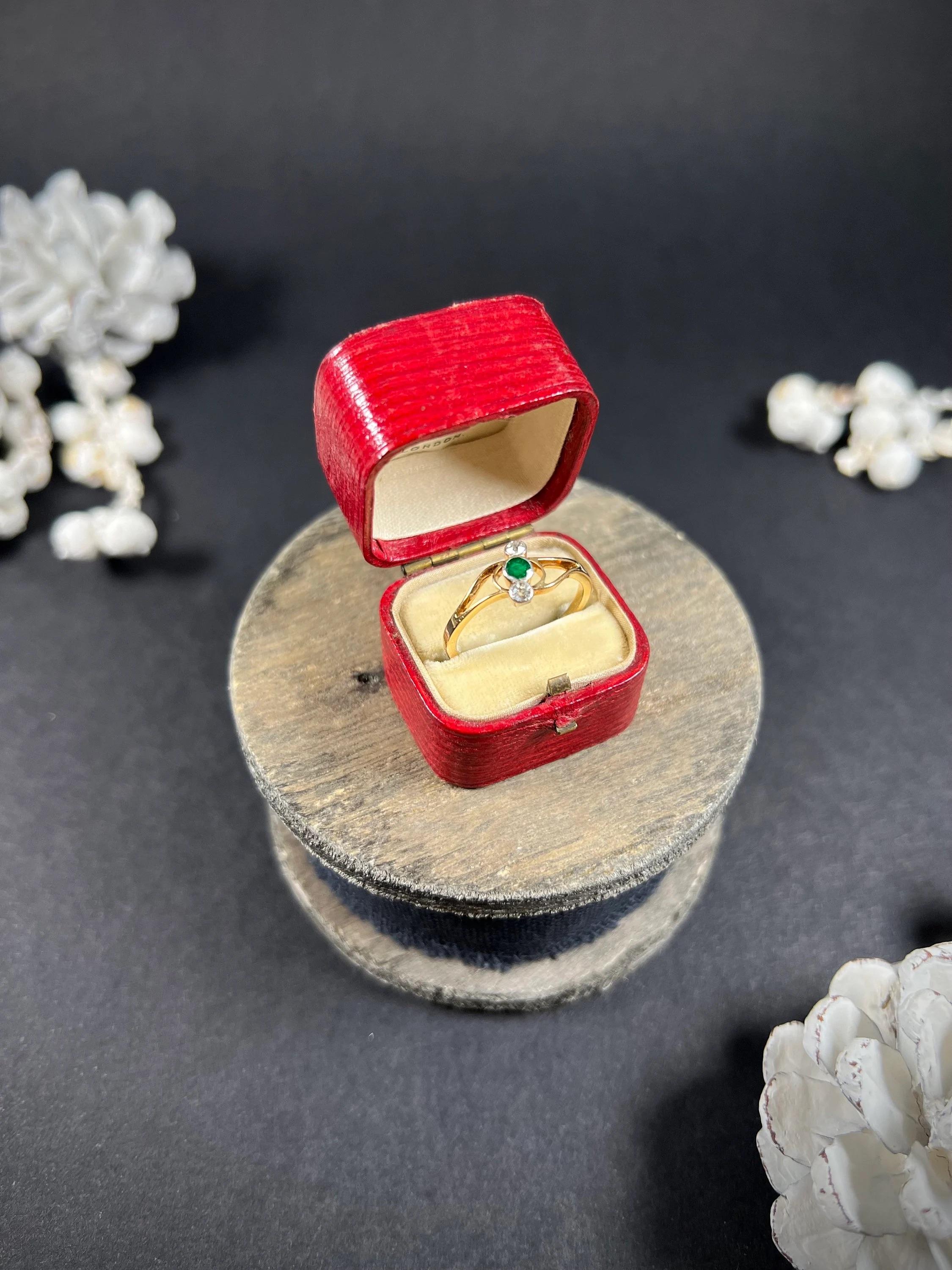 Bague croisée ancienne des années 1920 en or 18 carats / platine estampillée 3 pierres, émeraudes et diamants en vente 6