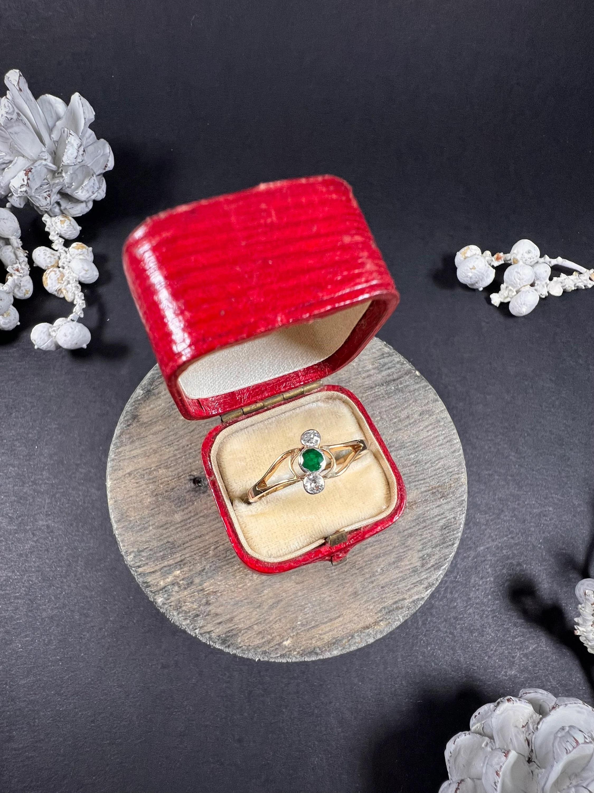 Taille ronde Bague croisée ancienne des années 1920 en or 18 carats / platine estampillée 3 pierres, émeraudes et diamants en vente