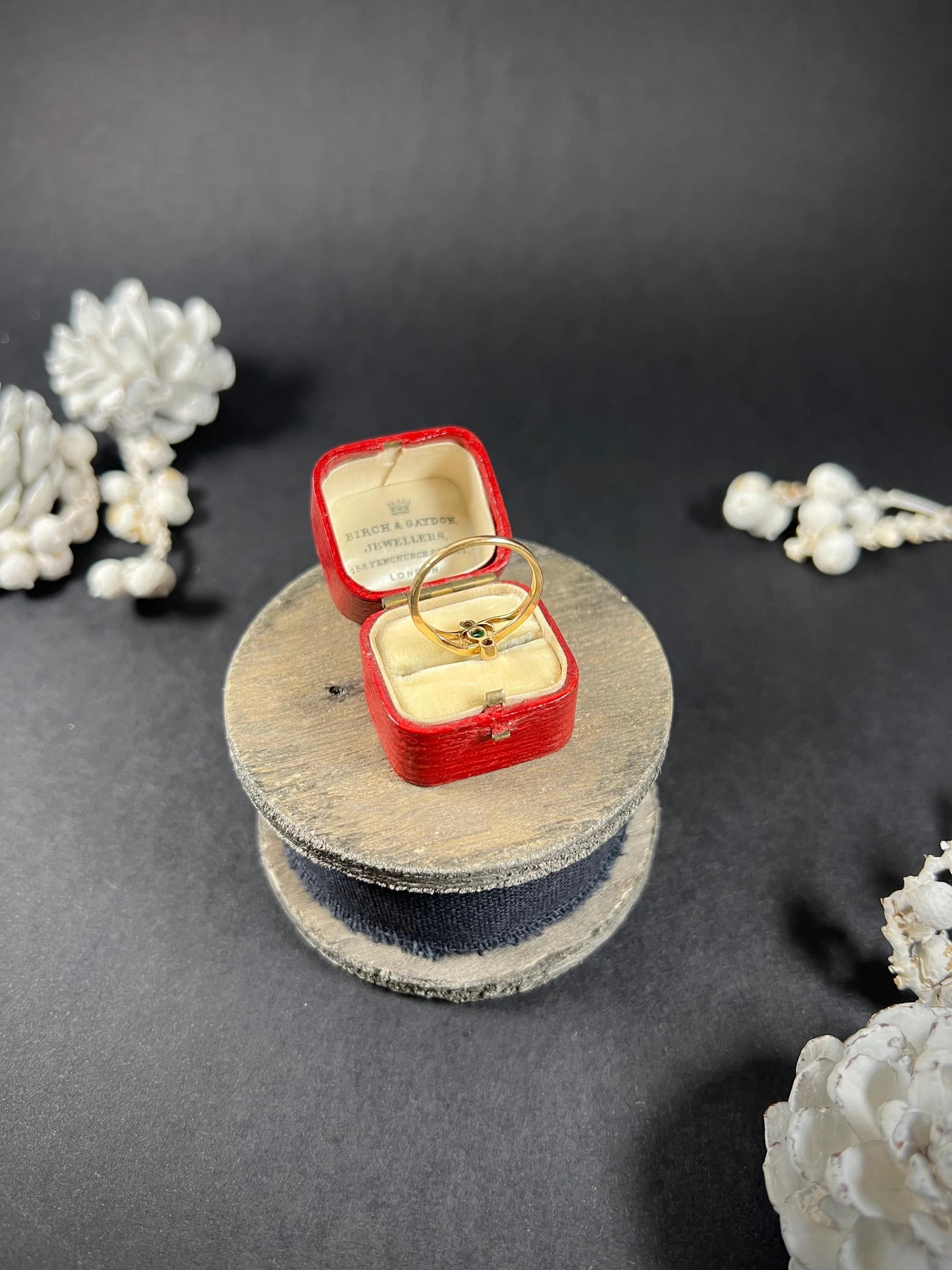 Bague croisée ancienne des années 1920 en or 18 carats / platine estampillée 3 pierres, émeraudes et diamants en vente 2