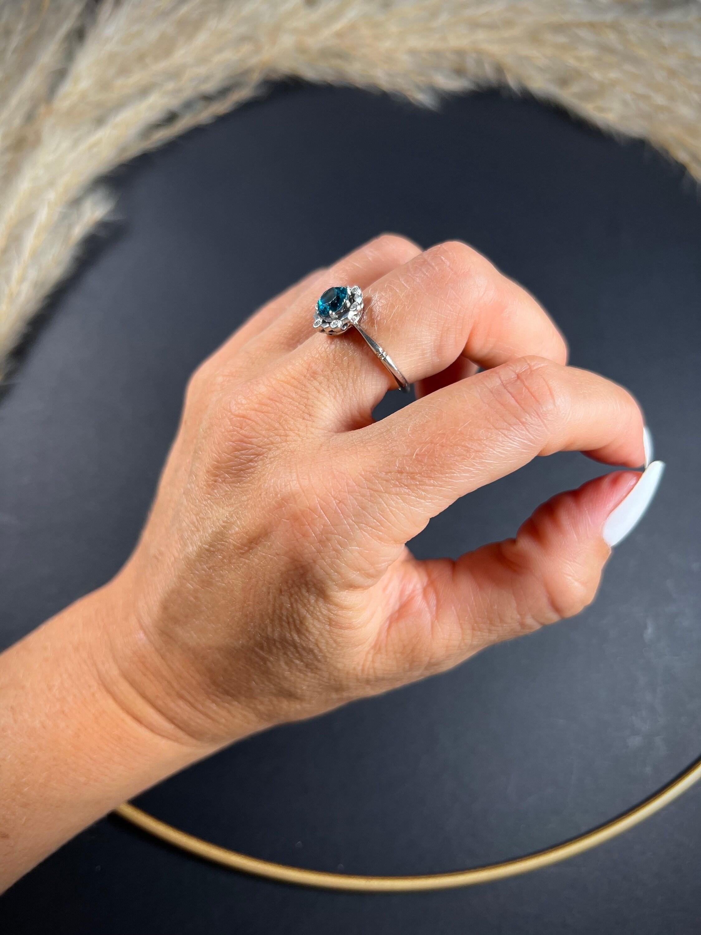 Antique 1920’s 18ct White Gold & Platinum Zircon Diamond Cluster Ring In Good Condition For Sale In Brighton, GB