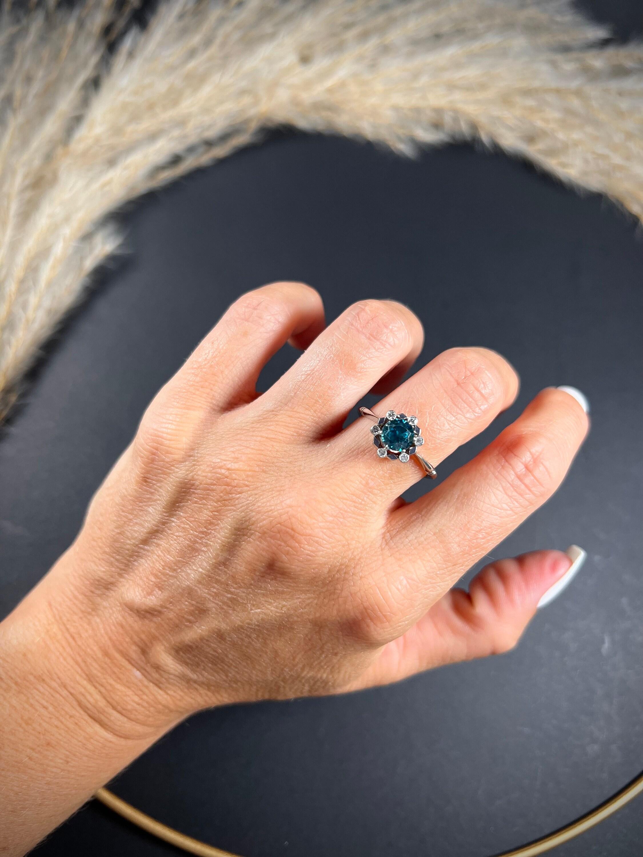 Women's or Men's Antique 1920’s 18ct White Gold & Platinum Zircon Diamond Cluster Ring For Sale