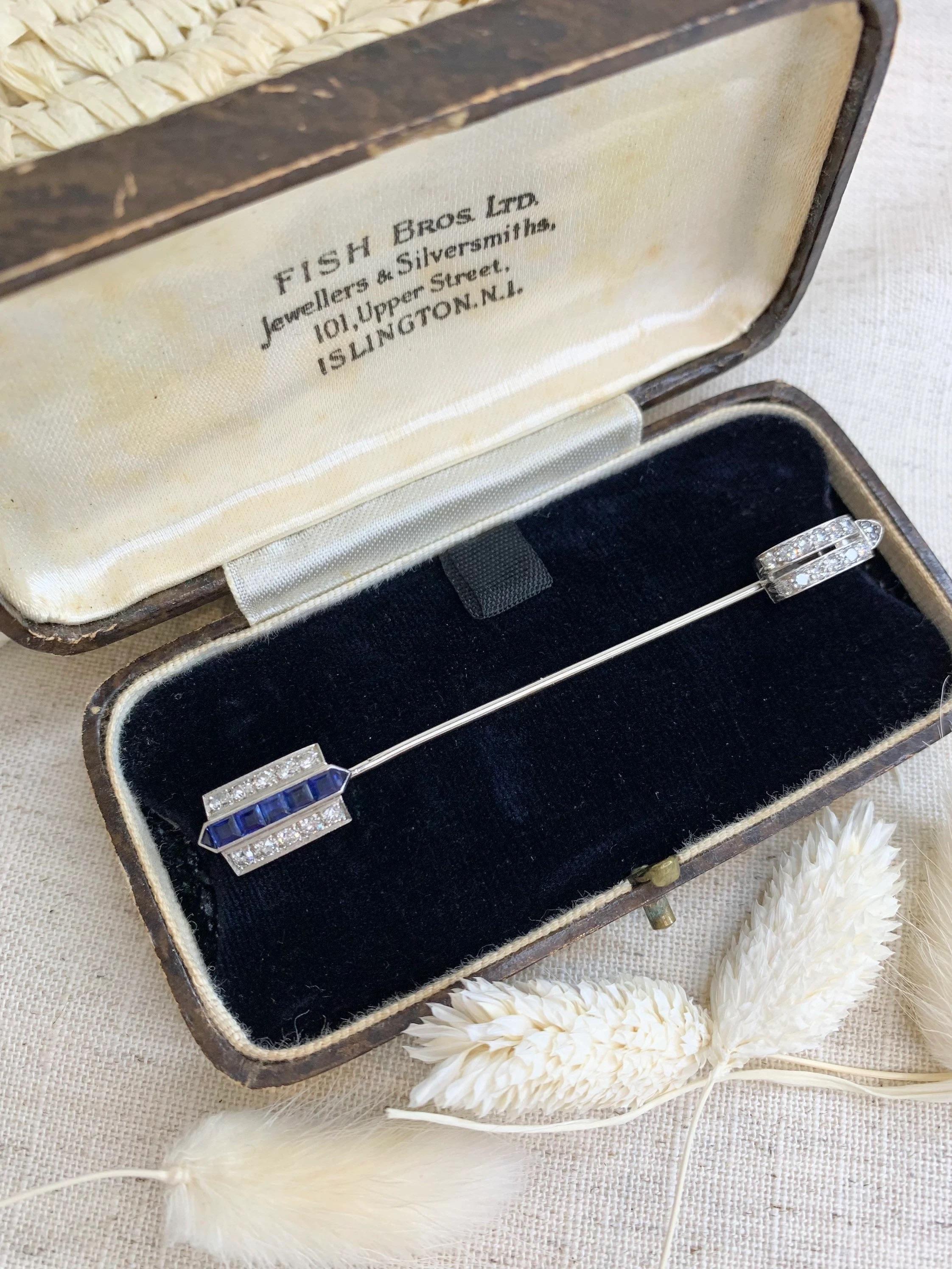 Antique 1920s 18ct White Gold Sapphire & Diamond Arrow Jabot Pin For Sale 4