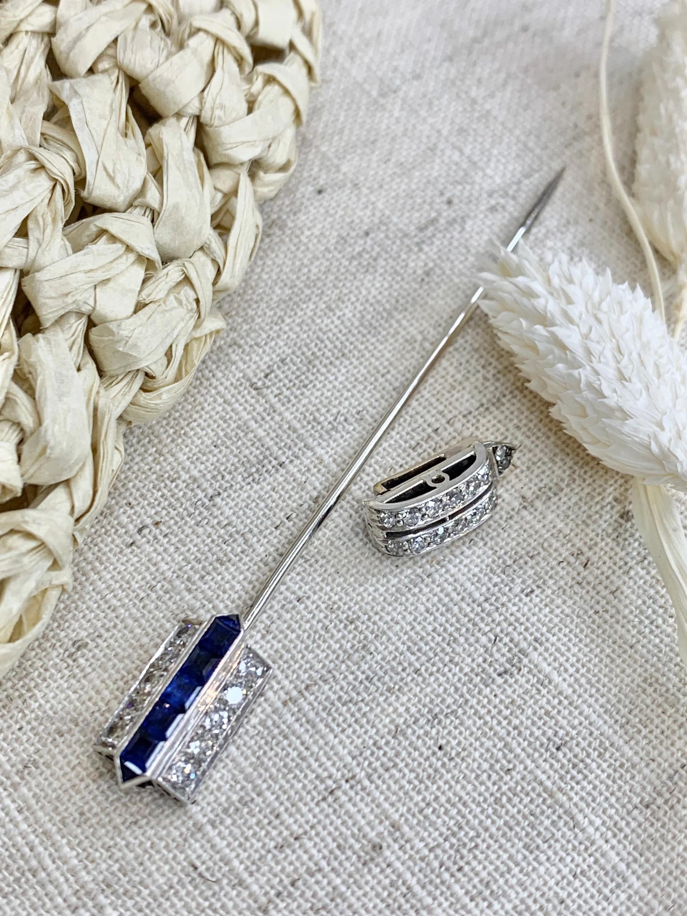 Women's or Men's Antique 1920s 18ct White Gold Sapphire & Diamond Arrow Jabot Pin For Sale