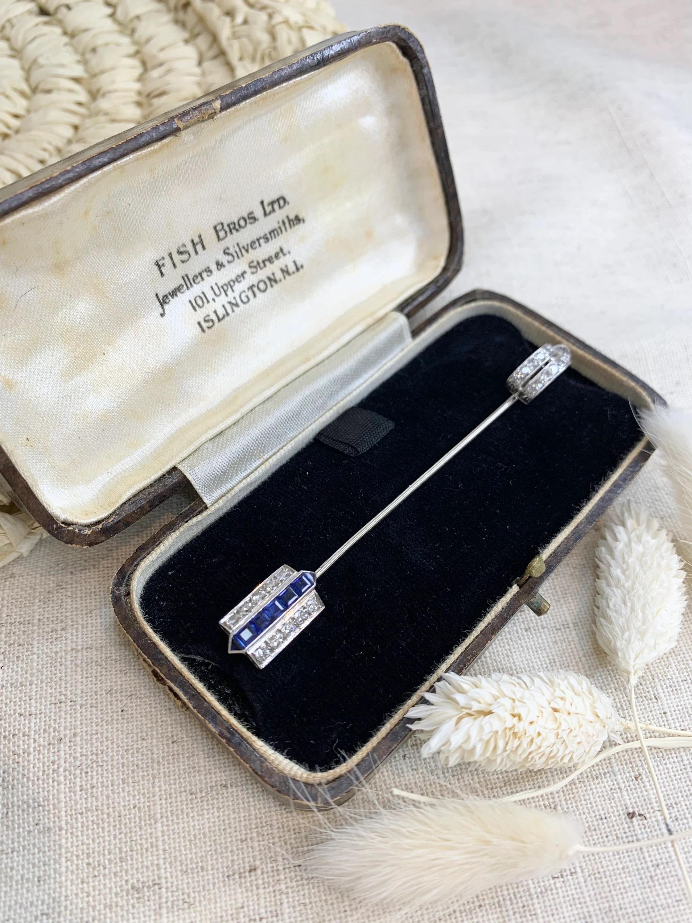 Antique 1920s 18ct White Gold Sapphire & Diamond Arrow Jabot Pin For Sale 1