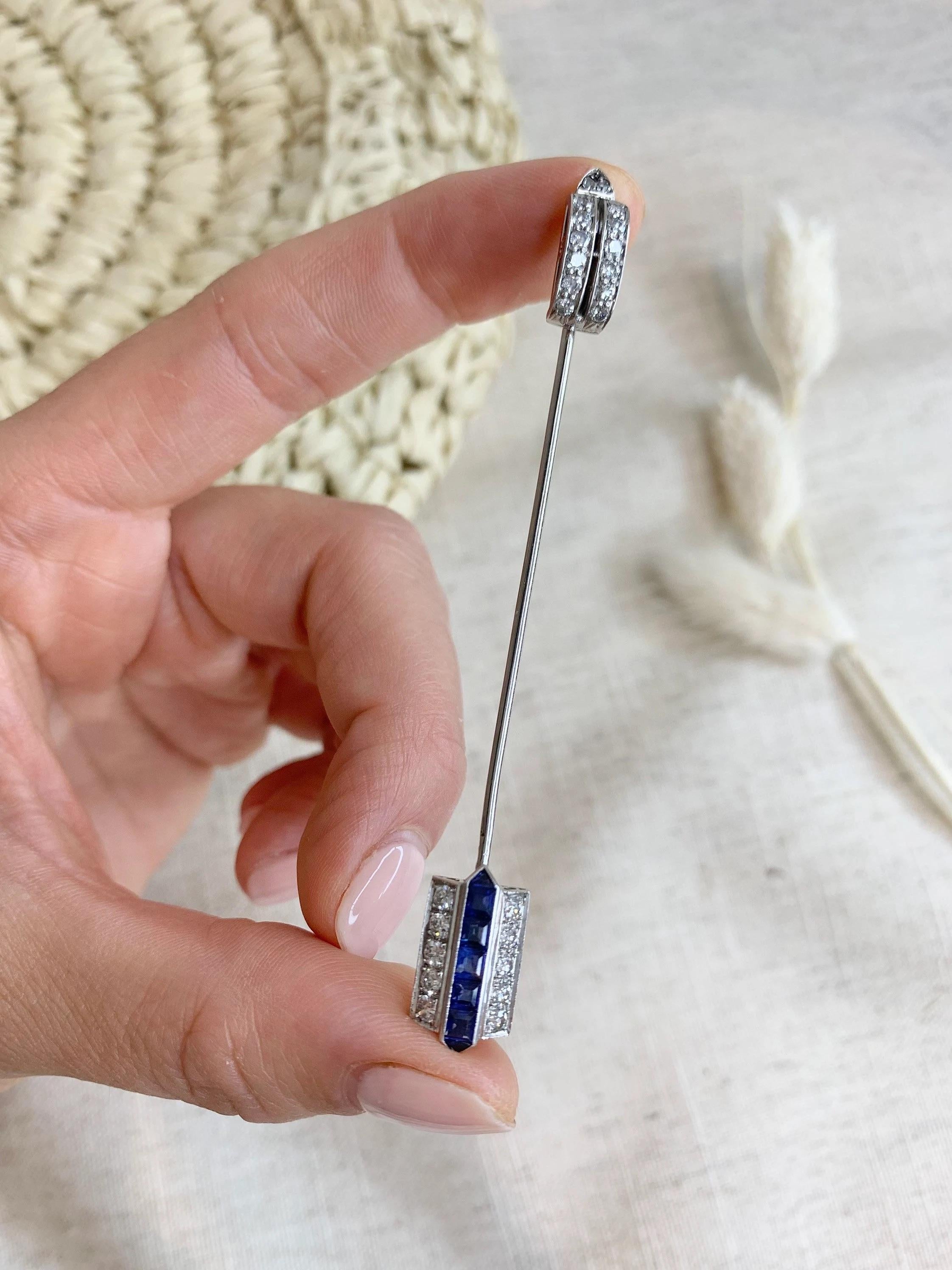 Antique 1920s 18ct White Gold Sapphire & Diamond Arrow Jabot Pin For Sale 2
