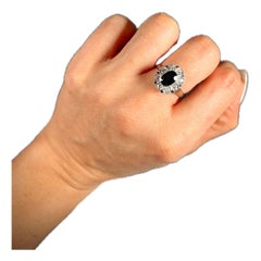 Antico anello a grappolo con zaffiri e diamanti in oro bianco 18ct degli anni '20