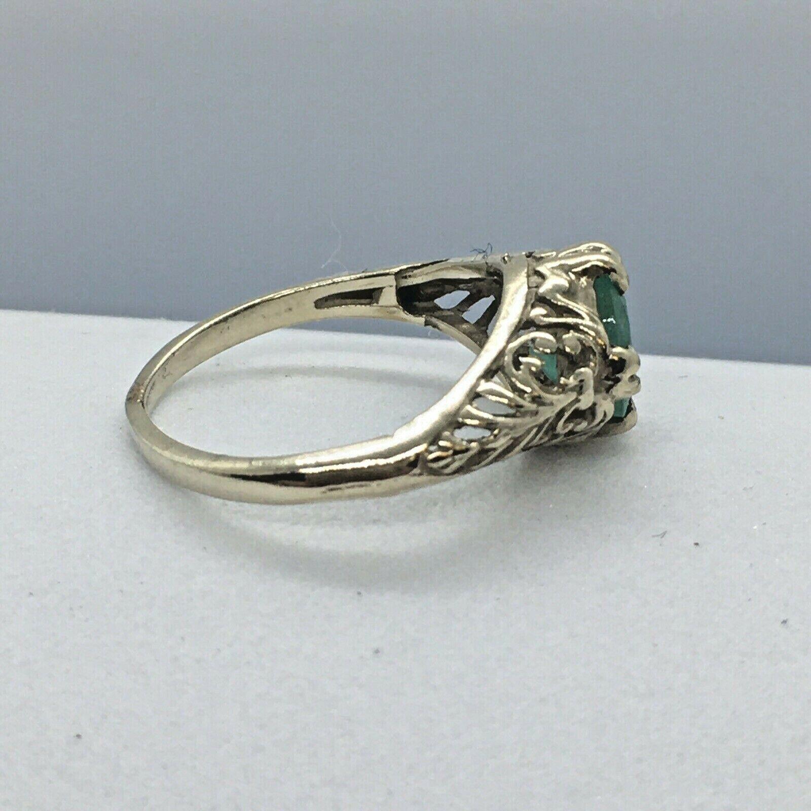 Antique 1920s Round Colombian Emerald 14k White Gold Filigree Ring In Good Condition In Los Angeles, CA