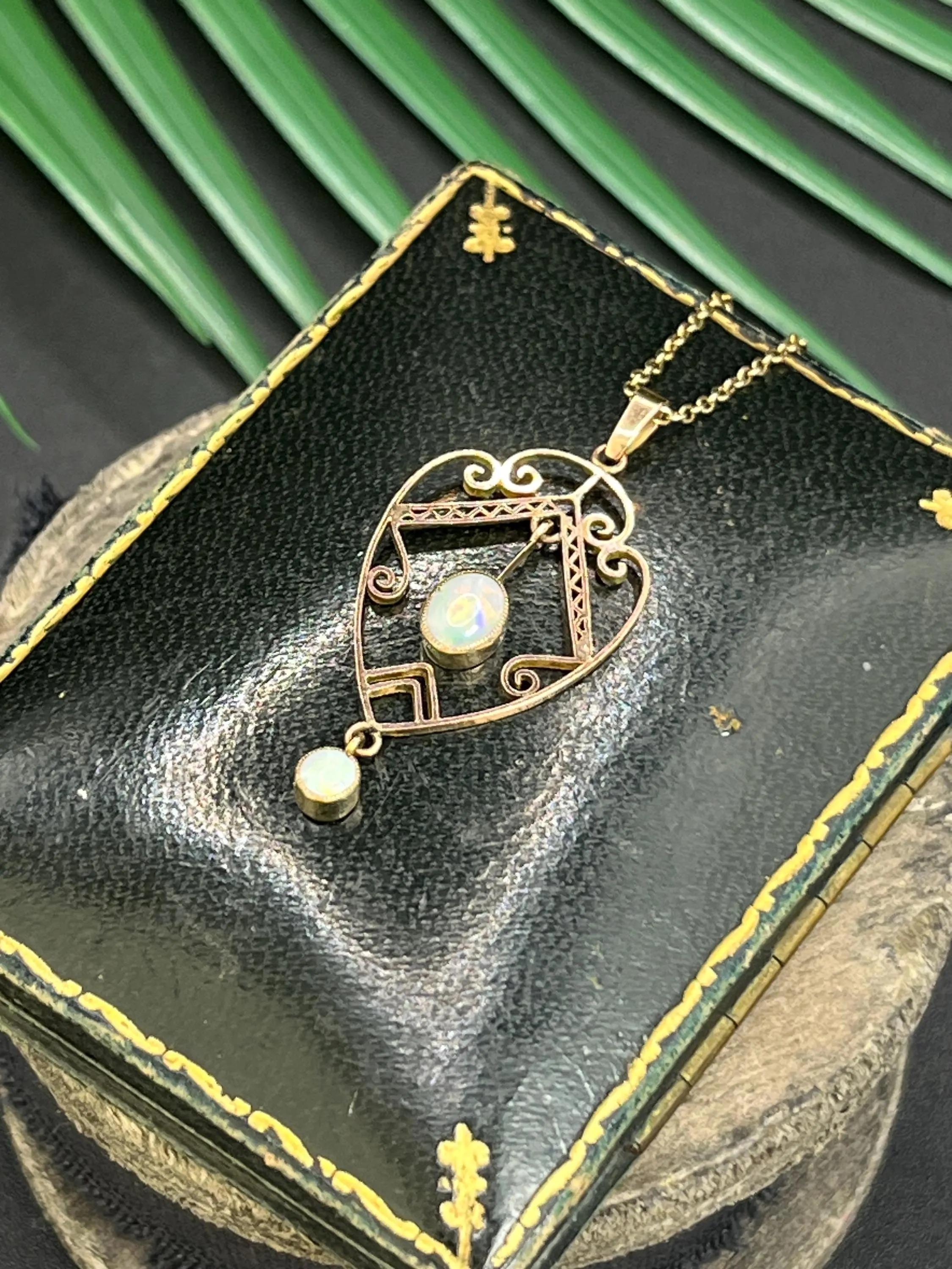 Pendentif Opale Antique 

Essais en or rose 9ct 

Art déco Circa 1920

* LA CHAÎNE EST VENDUE SÉPARÉMENT 

Un délicat trésor de l'ère du jazz...
Ce pendentif Art déco enchanteur présente deux opales cabochons lumineuses suspendues en harmonie. Serti