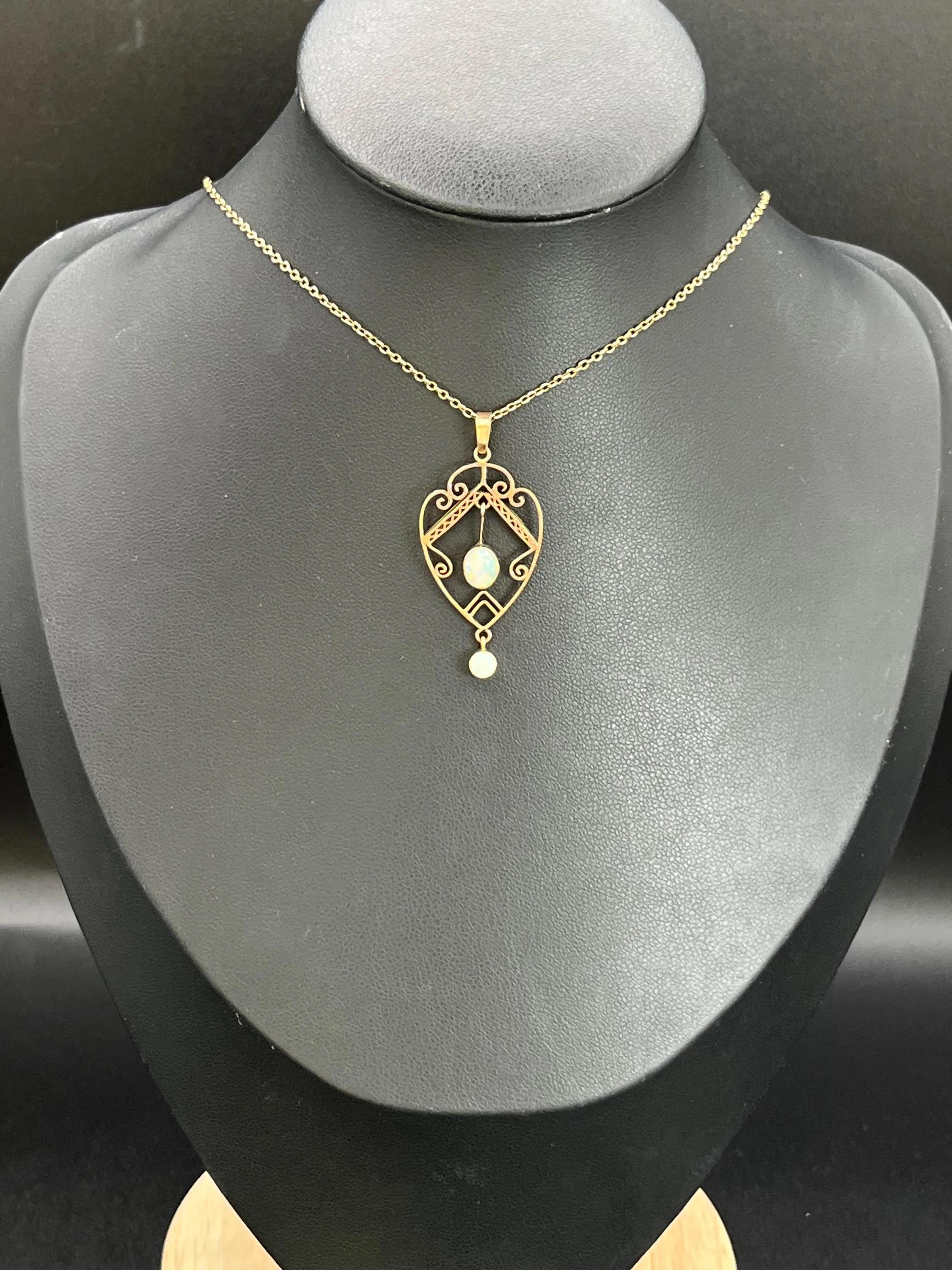 Taille ovale Pendentif en or rose 9ct Art Deco 1920 antique avec opale en vente