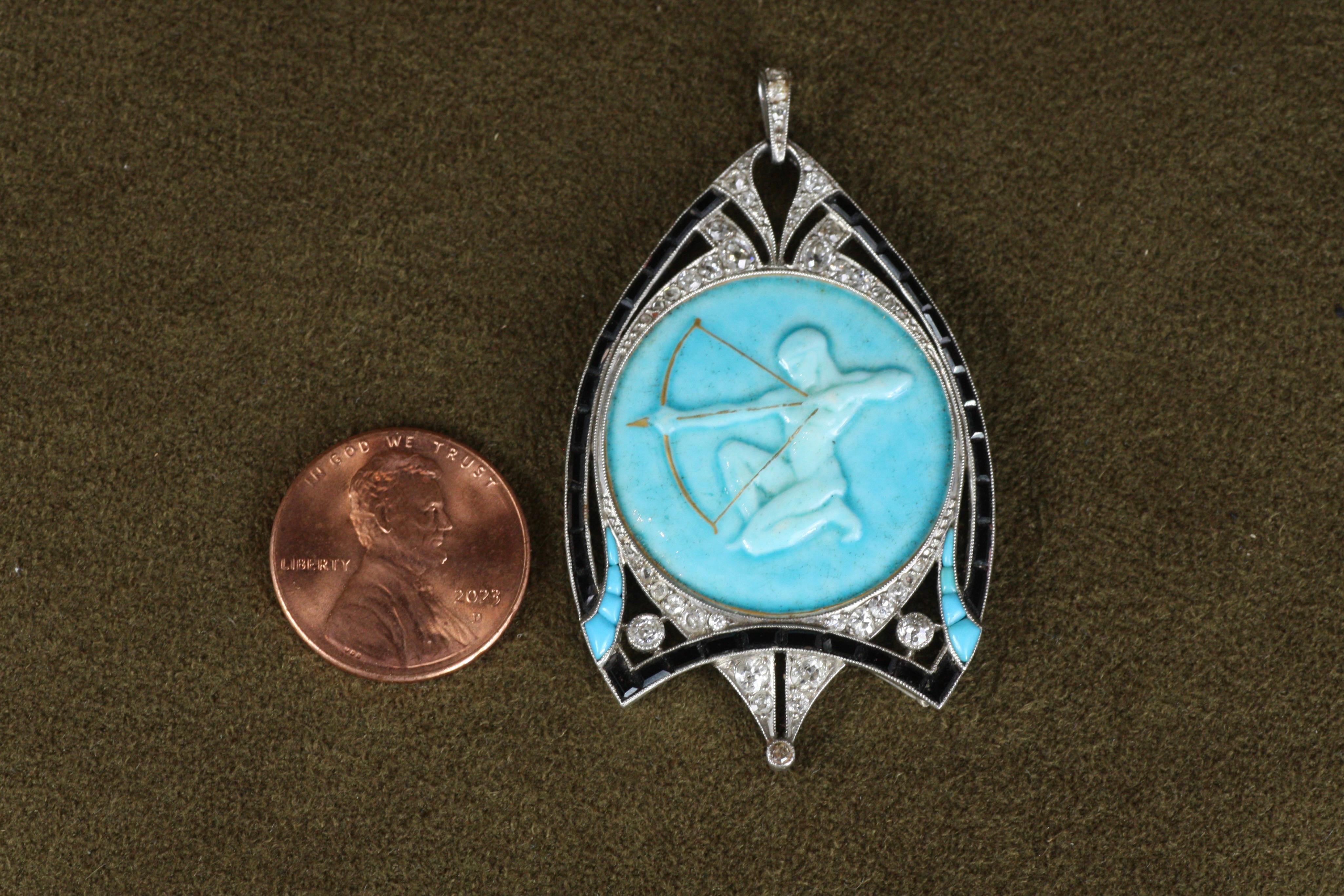 Colgante Art Decó de los años 20 de la colección de joyería fina antigua de Bracken Jewelers en Santa Monica, California. Tiene una forma única de punta de flecha engastada con un azulejo de porcelana de color turquesa que representa a un arquero