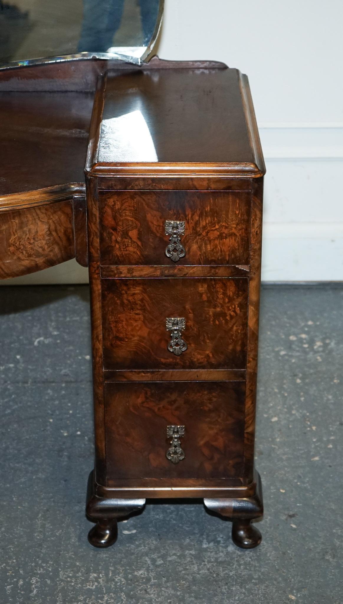 ANTIQUE 1920'S ART DECO BURR WALNUT DRESSING TABLE WITH LARGE MiRROR In Good Condition For Sale In Pulborough, GB