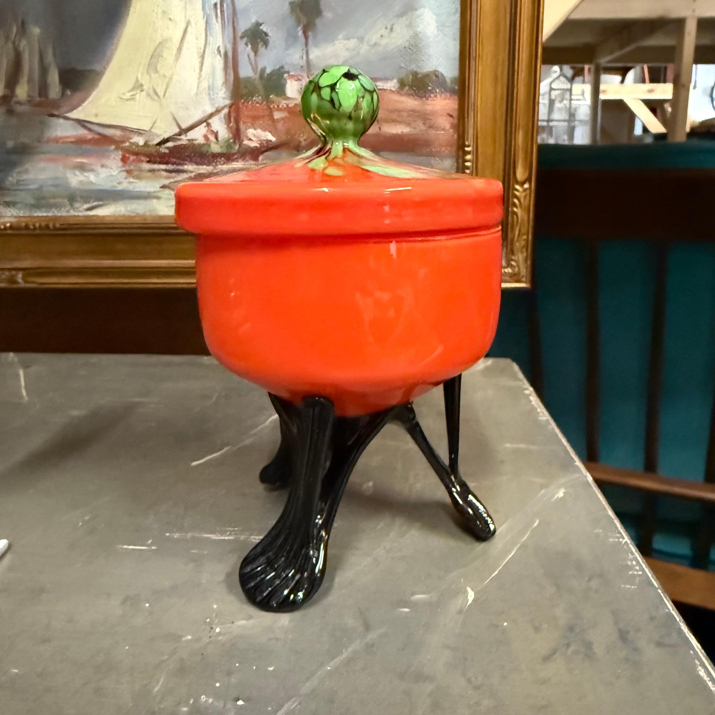 Antico vaso con coperchio in vetro artistico boemo stile Moser degli anni '20 In condizioni buone in vendita a Charleston, SC