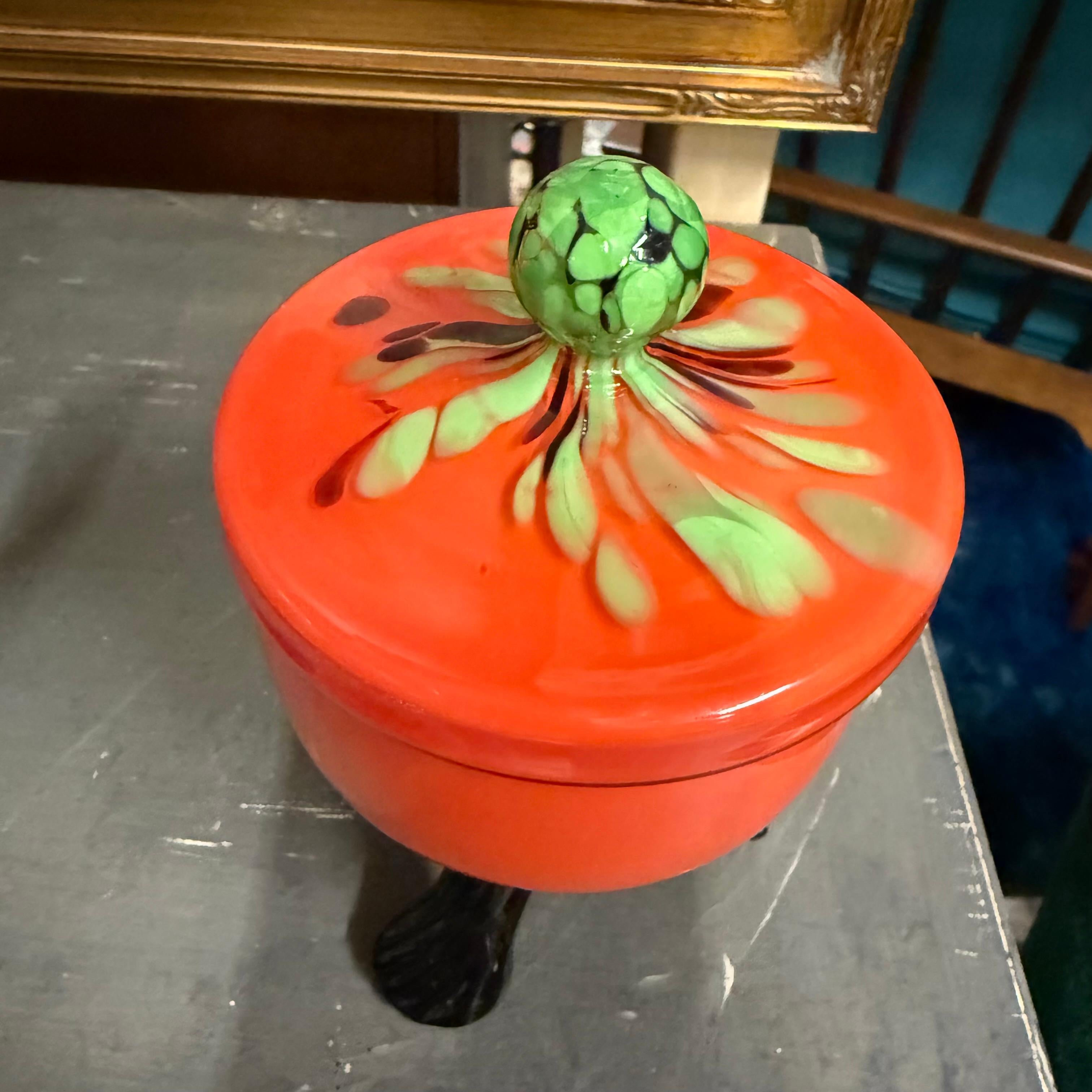 Vetro artistico Antico vaso con coperchio in vetro artistico boemo stile Moser degli anni '20 in vendita