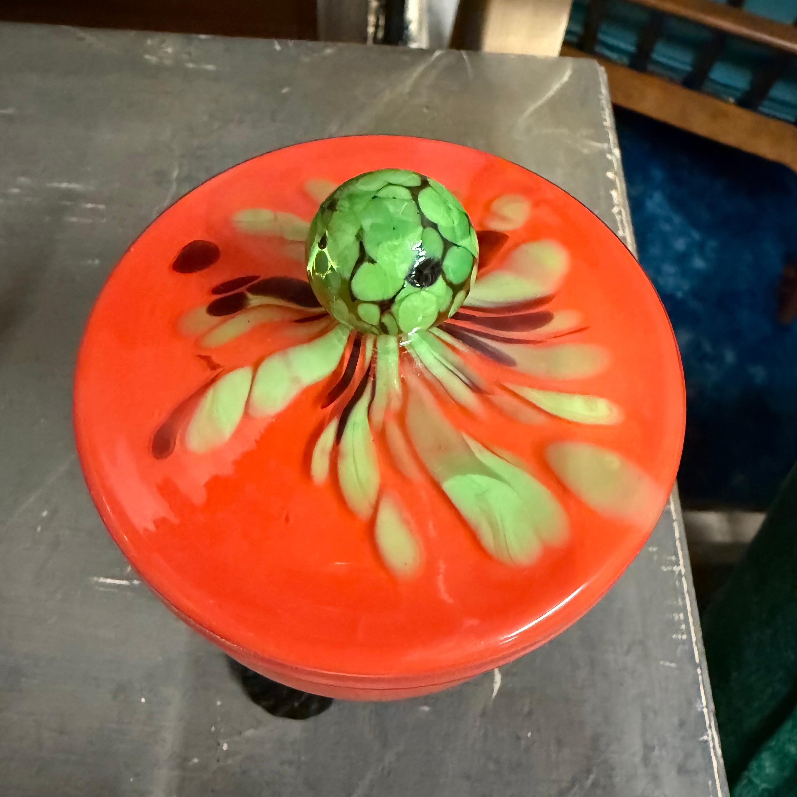Antico vaso con coperchio in vetro artistico boemo stile Moser degli anni '20 in vendita 1