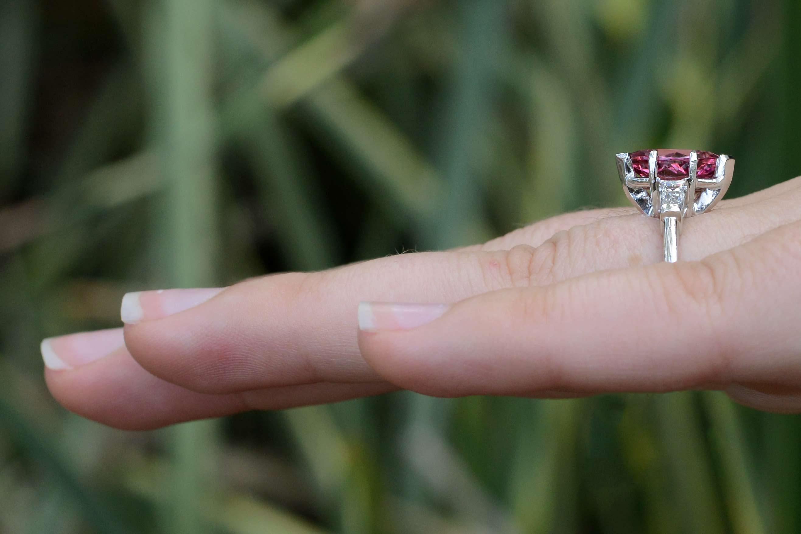 Taglio marquise Antico anello di fidanzamento con tormalina rosa marquise in stile Art Deco degli anni '20 in vendita