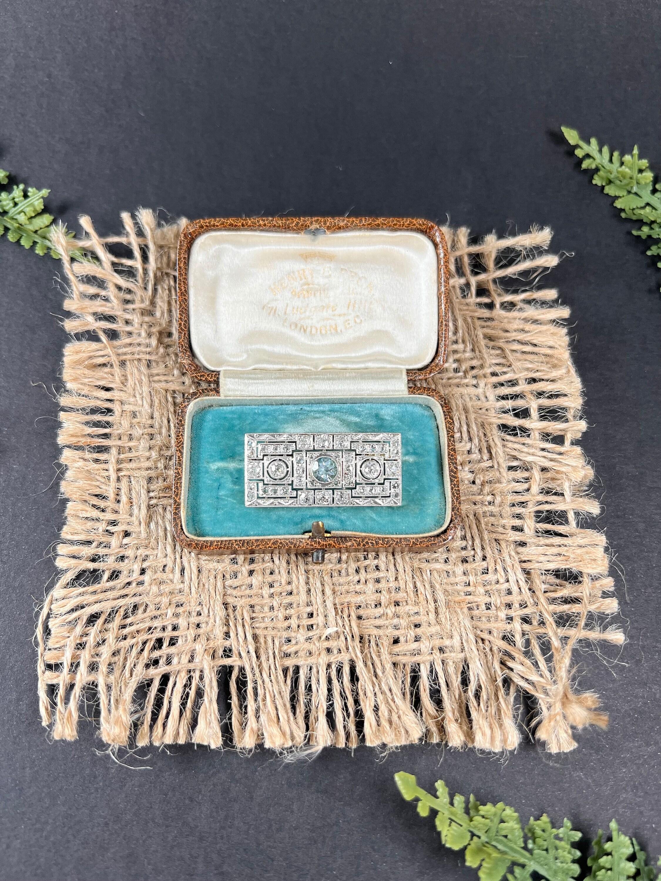 Broche Plaque Antique

Platine et or jaune testés

Circa 1920's 

Cette exquise broche de forme rectangulaire est un véritable chef-d'œuvre de l'époque Art déco. Le superbe design géométrique ajouré est entièrement incrusté de diamants, avec une