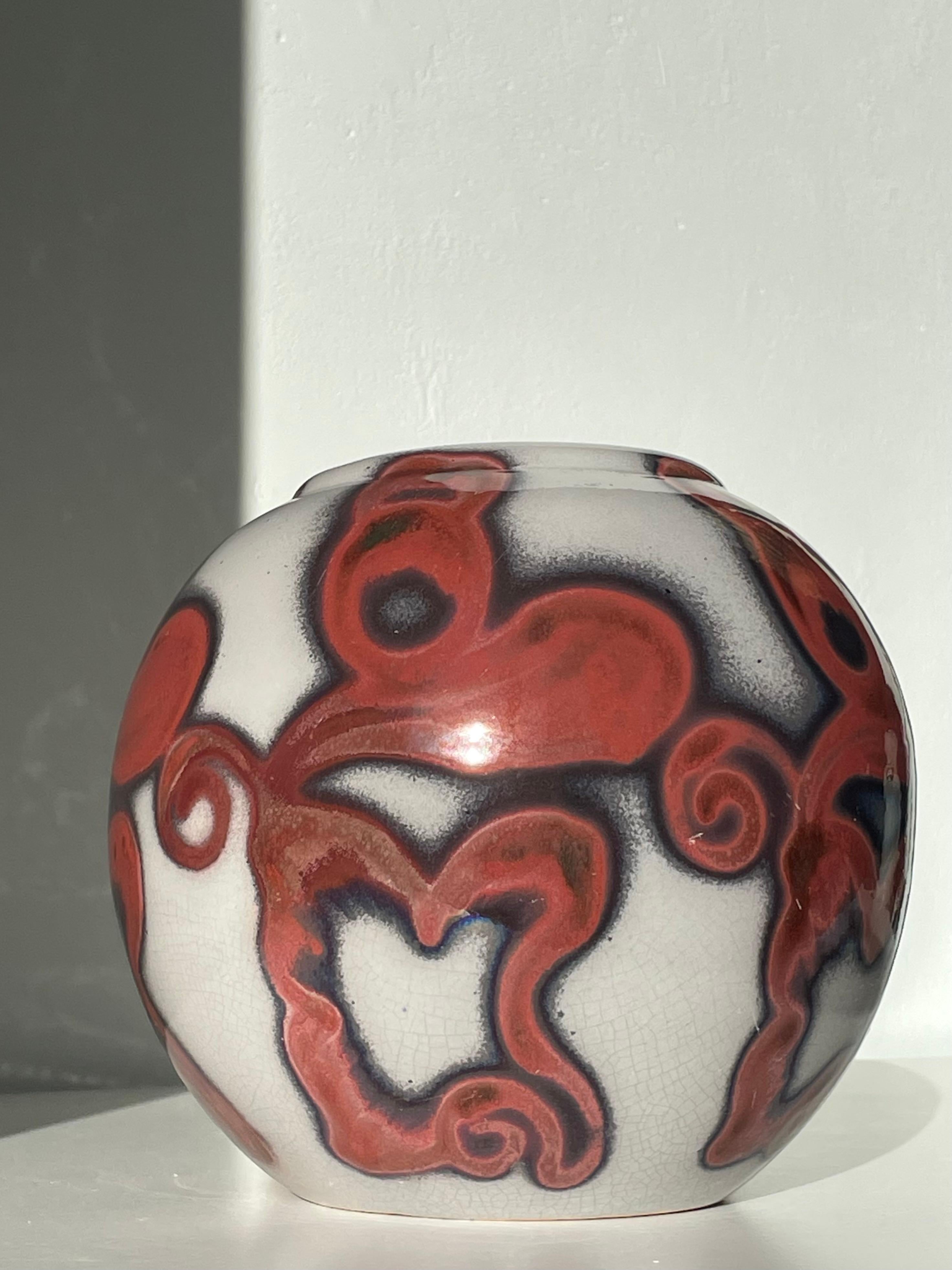 Vaso a forma di ciotola in stile Art Nouveau svedese di Edgar Böckman, fatto a mano e risalente a 100 anni fa. Decoro organico bordeaux lucido su smalto crackle grigio chiaro, blu scuro e antracite. Smalto grigio chiaro a crepe all'interno. Firmato