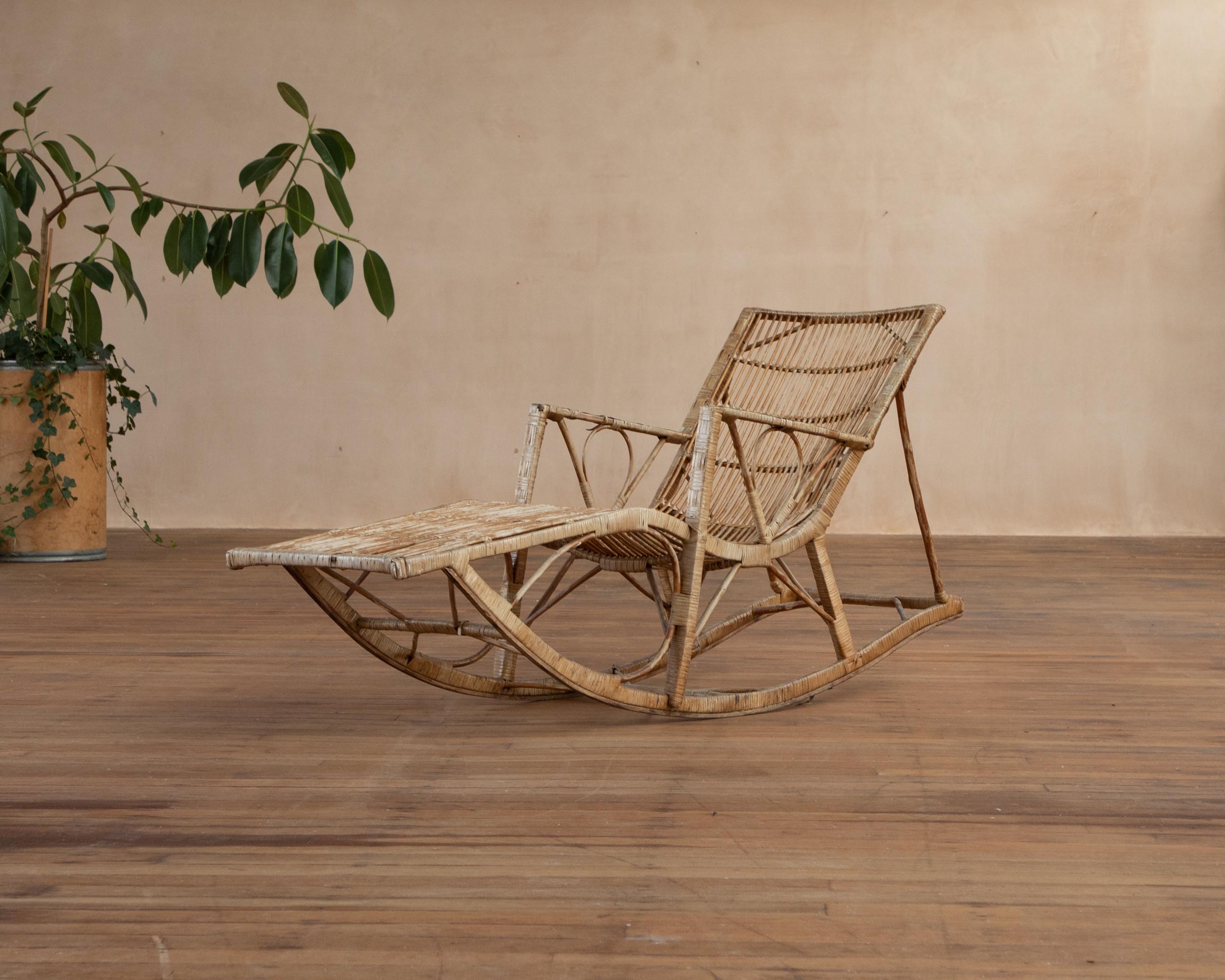 La chaise longue en bambou de 920. Bras de style vapeur avec mouvement de bascule. Le cadre reste solide. 
La finition du bambou est usée par endroits, principalement sur l'assise et les accoudoirs. Voir les photos 
car ils font partie de la