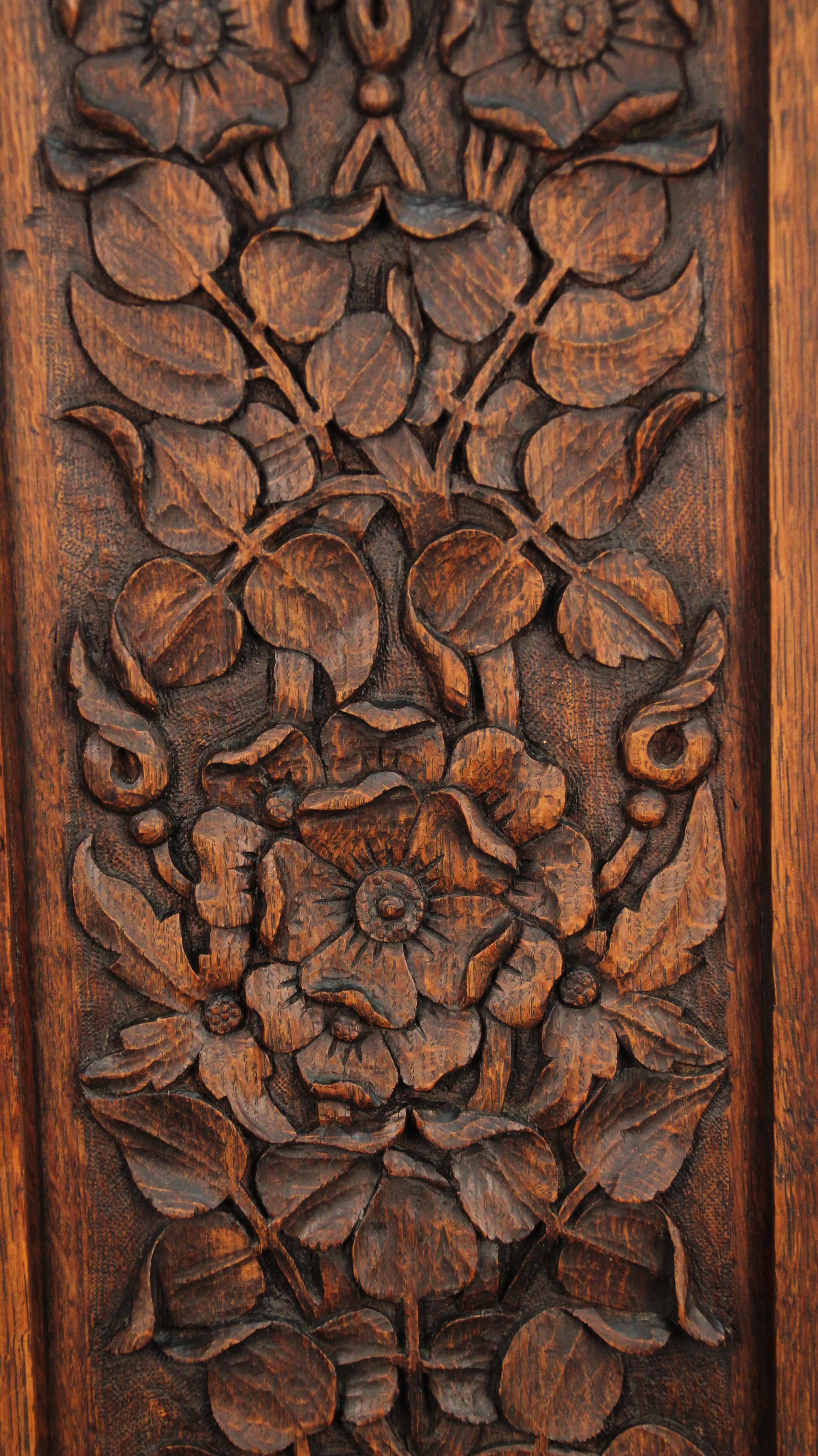 Antique 1920s Carved Oak Bookcase with Storage (Spanisch Kolonial)