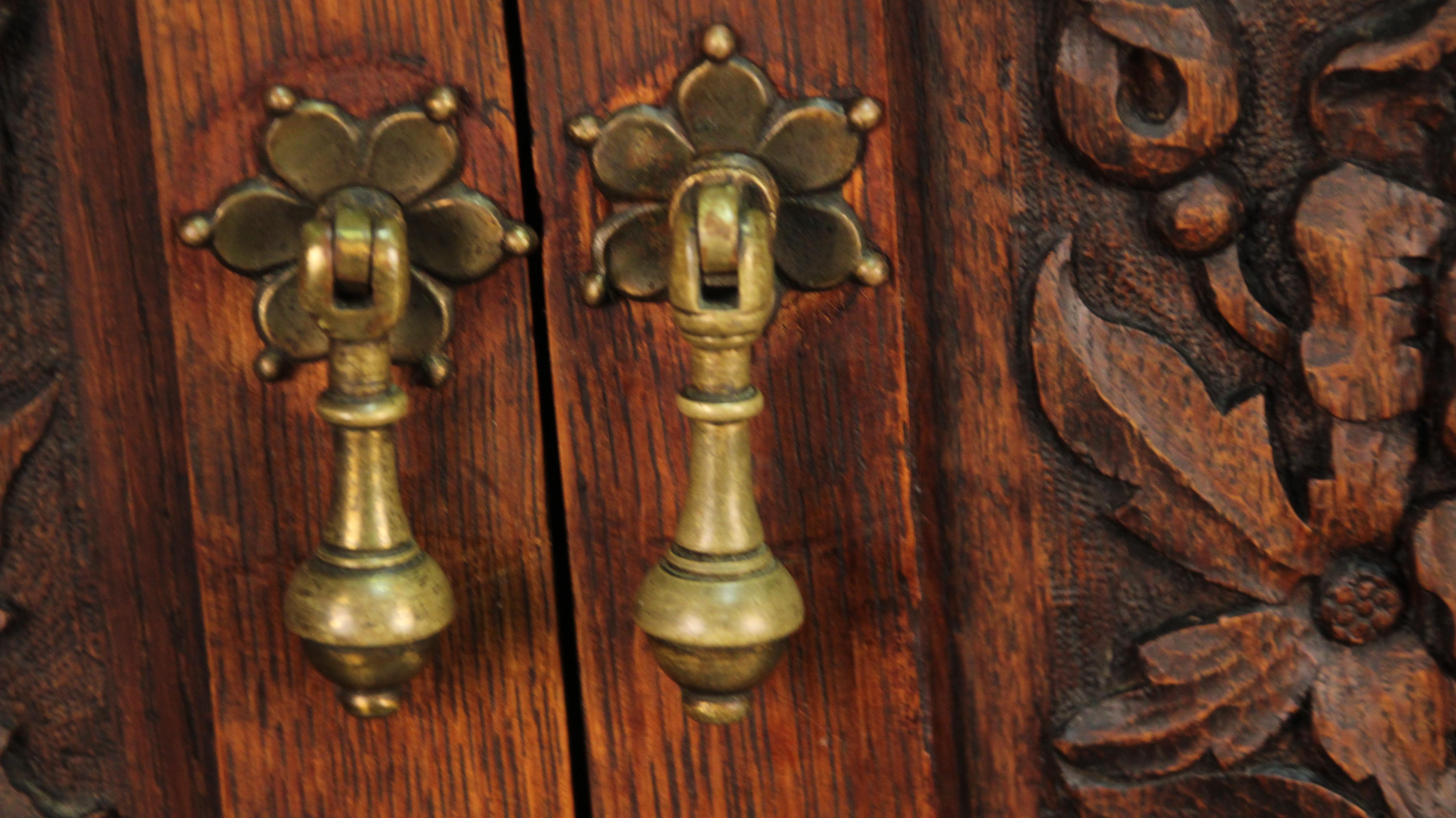 Antique 1920s Carved Oak Bookcase with Storage (Nordamerikanisch)