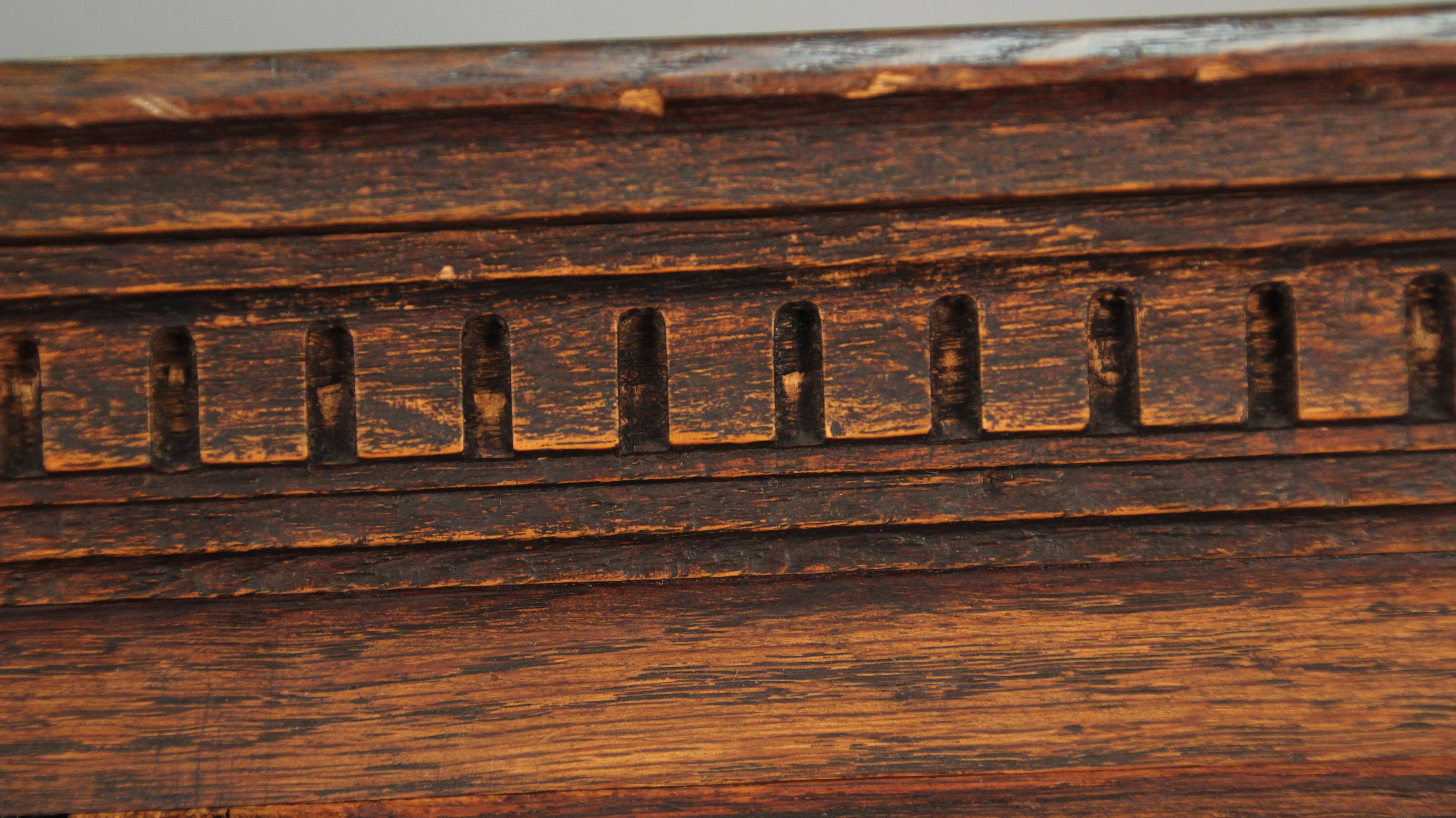 Antique 1920s Carved Oak Bookcase with Storage im Zustand „Gut“ in Pasadena, CA