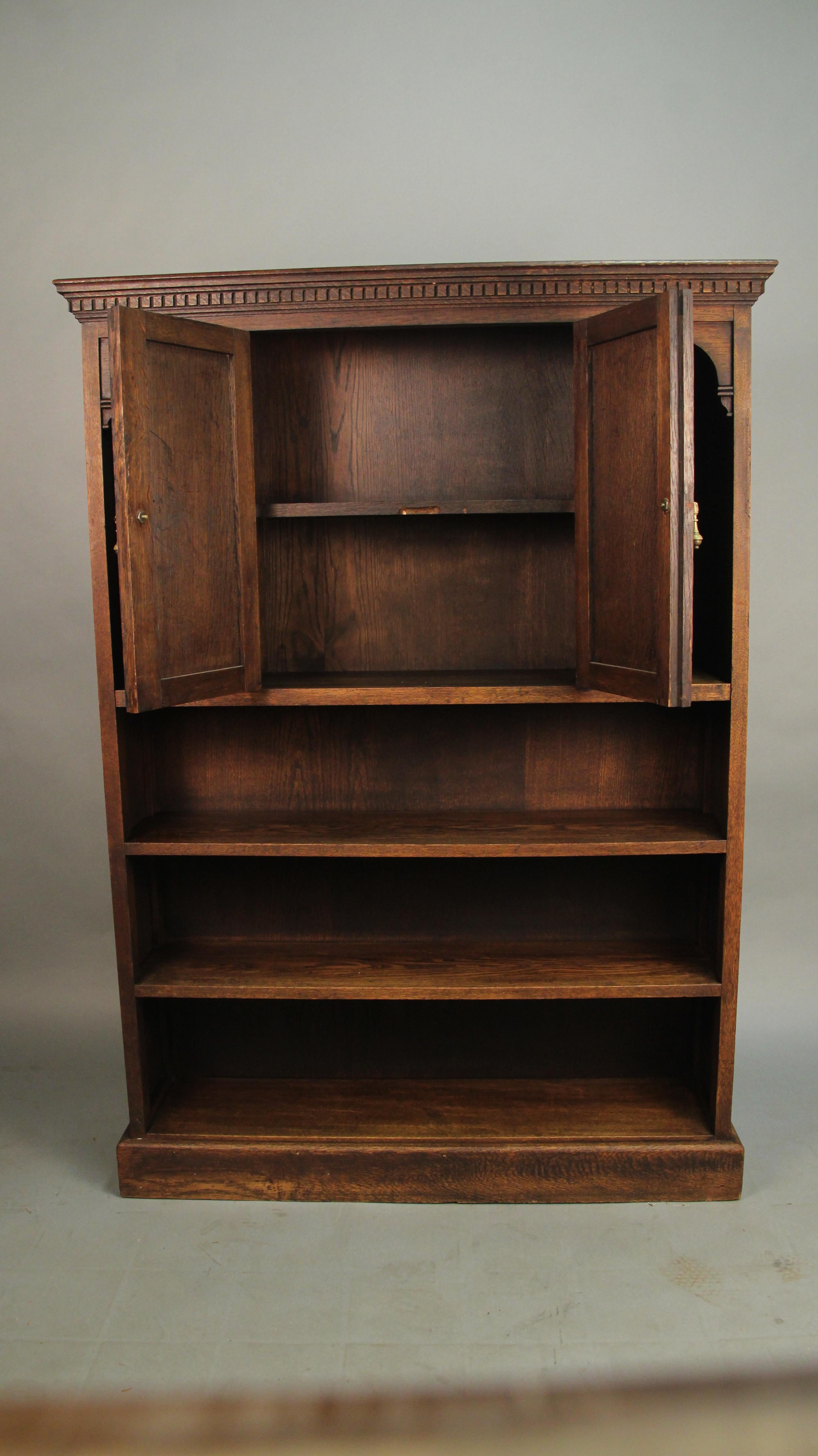 Antique 1920s Carved Oak Bookcase with Storage (Frühes 20. Jahrhundert)