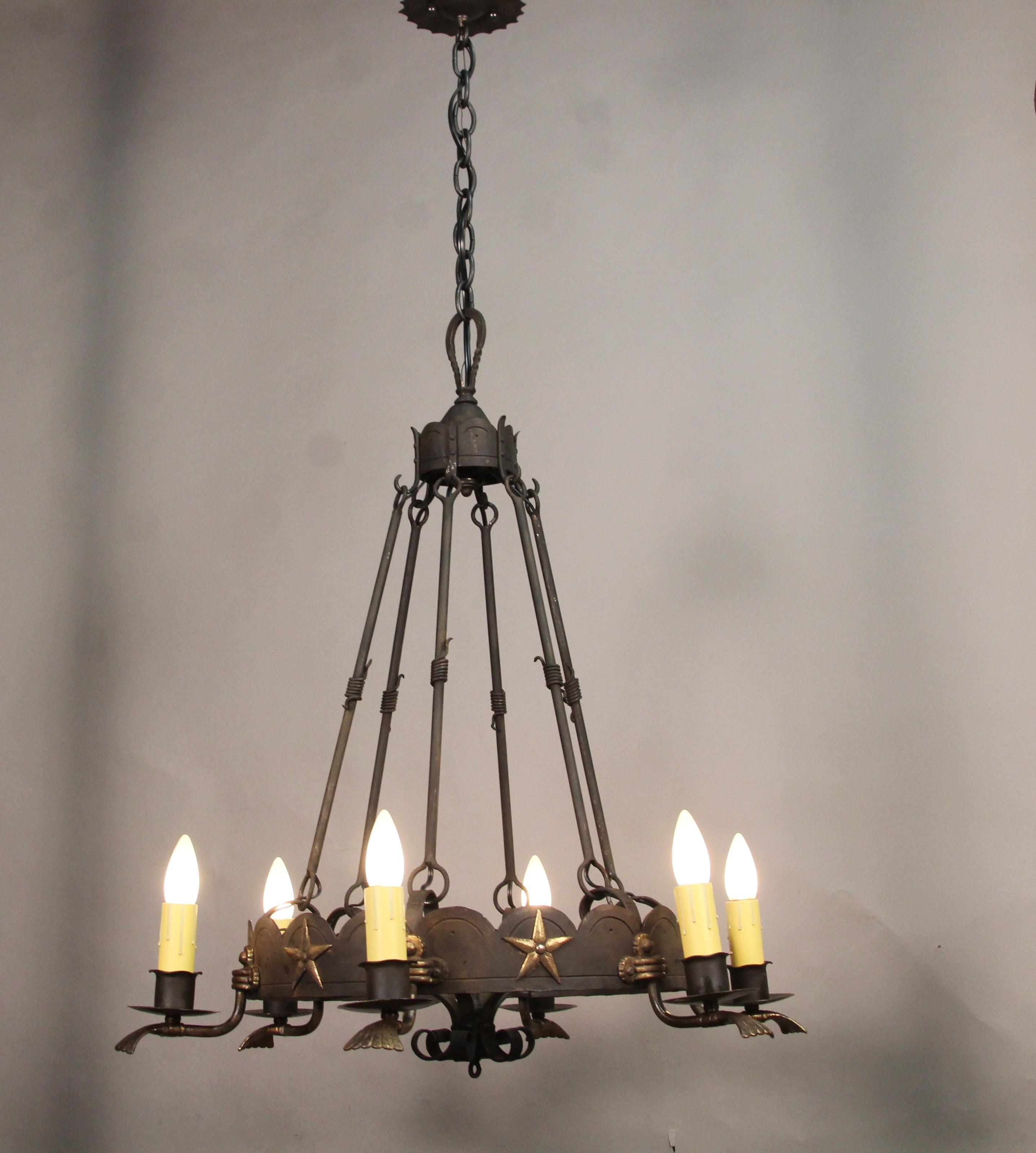 Chandelier with six lights and star patterned, circa 1920s. Bronze and iron.
Measures: 27 