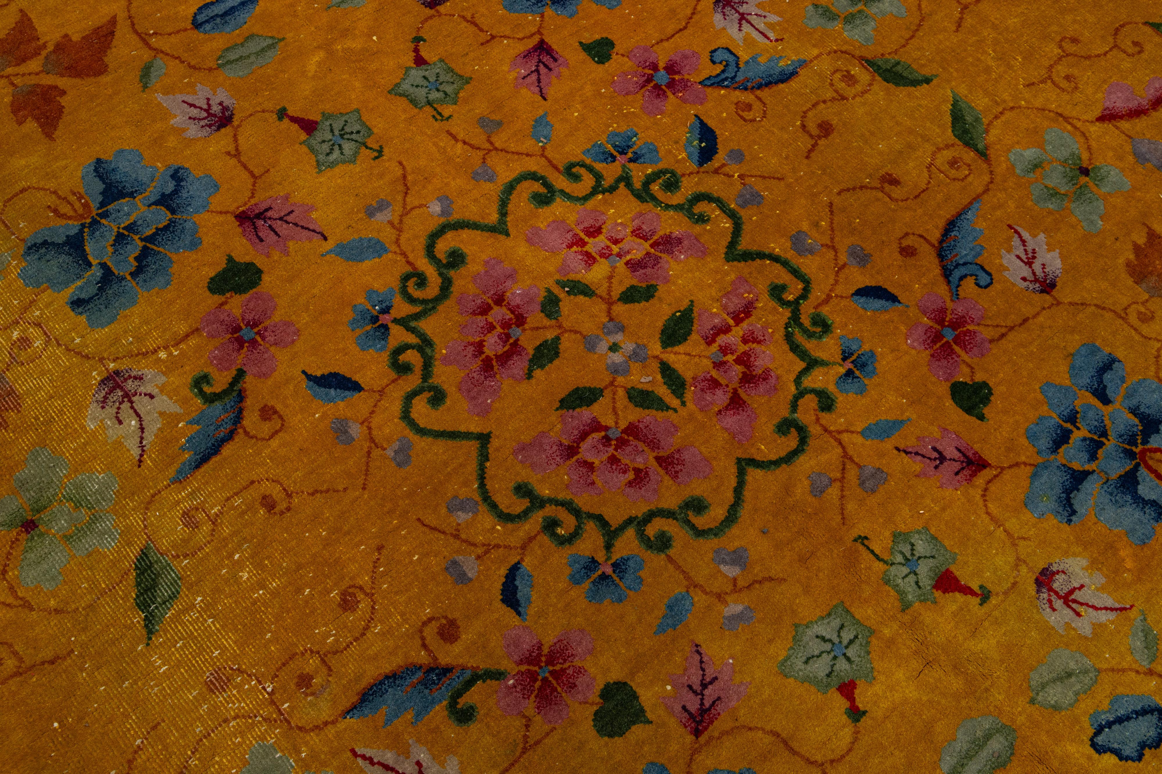 Alfombra Art Decó china antigua de los años 20 en vara de oro con motivos florales en Bueno estado para la venta en Norwalk, CT