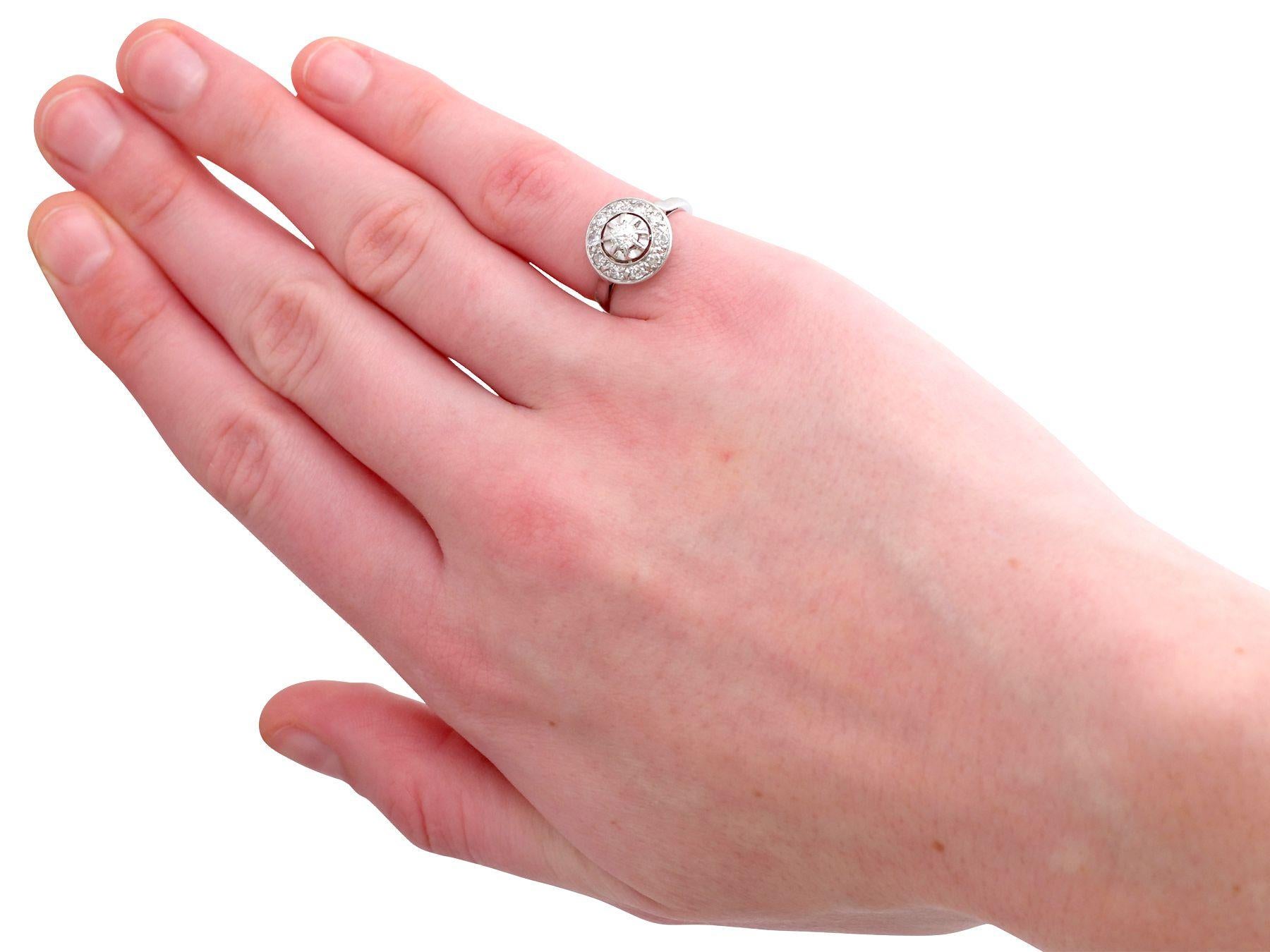 Anillo de compromiso en racimo de diamantes y oro blanco de los años 20 en venta 1